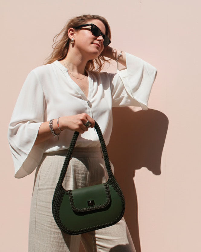 Bolso hobo mediano Daria en color verde, artesanal, de cuero y crochet hecho a mano por Cueché