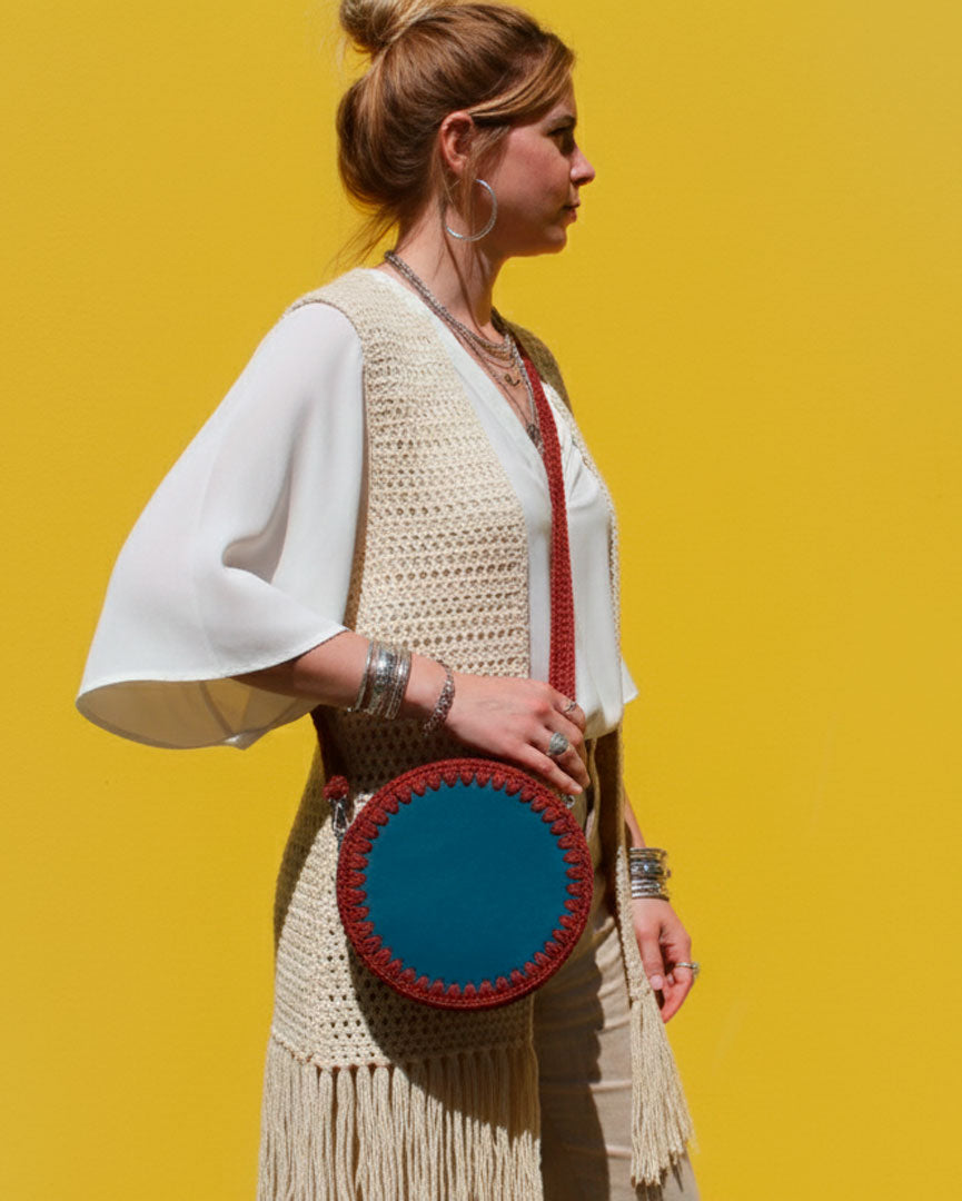 Bolso redondo pequeño artesanal azul de cuero y crochet hecho a mano por Cueché