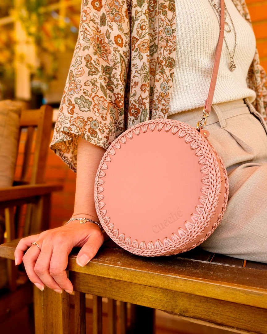 Bolso redondo pequeño artesanal rosa de cuero y crochet hecho a mano por Cueché