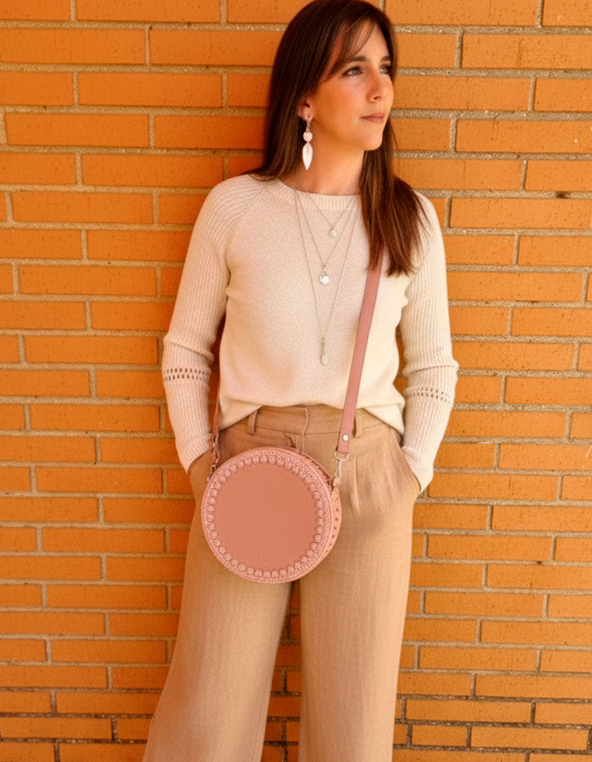 Bolso redondo pequeño artesanal rosa de cuero y crochet hecho a mano por Cueché