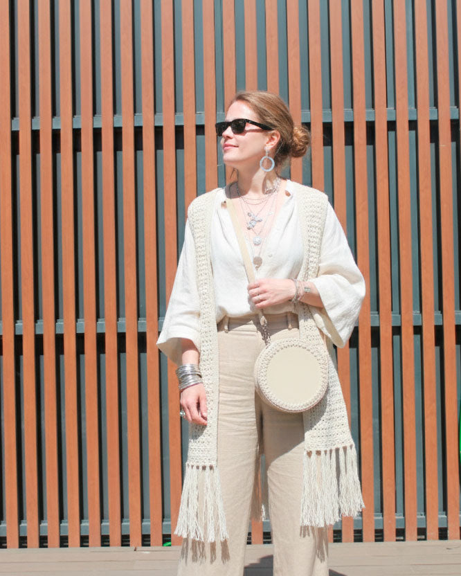 Bolso redondo pequeño artesanal beige de cuero y crochet hecho a mano por Cueché