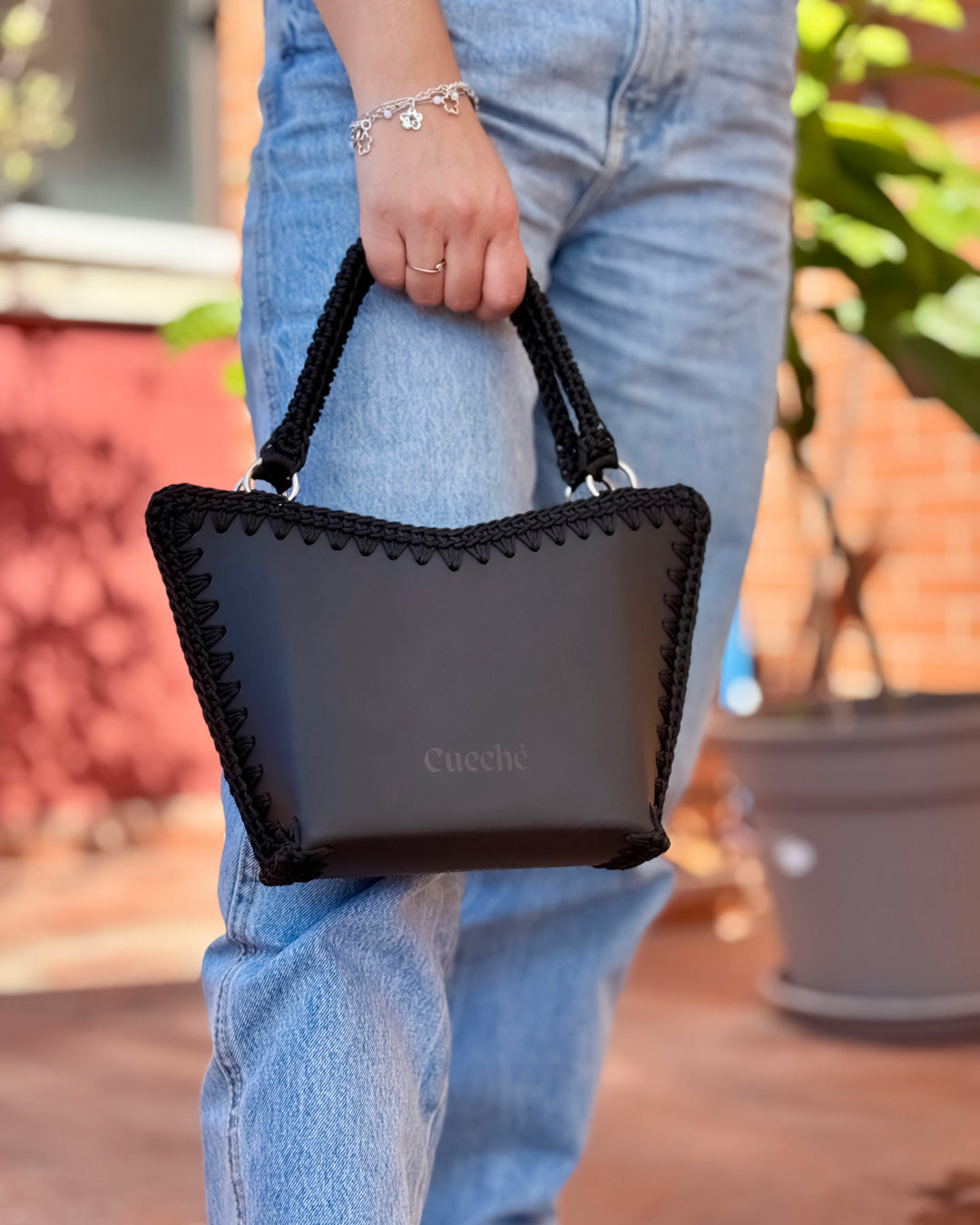 Bolso shopper pequeño artesanal Tatyana S negro de cuero y crochet - Hecho a mano por Cueché