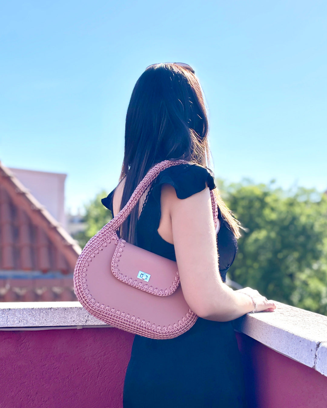 Bolso hobo mediano Daria en color rosa, artesanal, de cuero y crochet hecho a mano por Cueché
