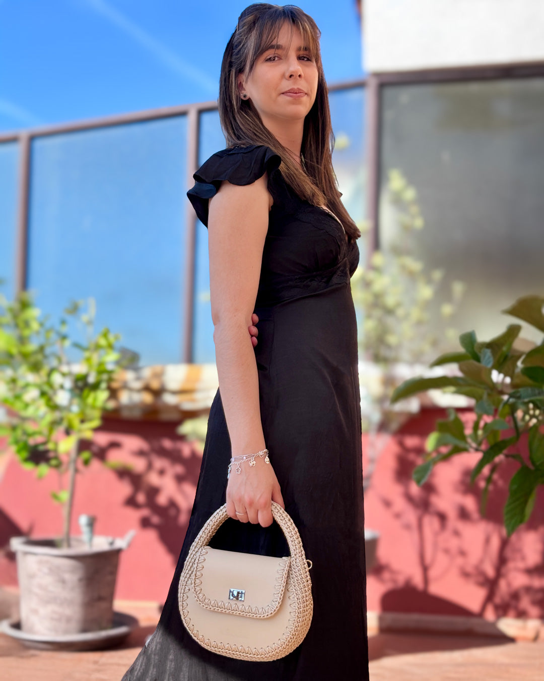 Bolso hobo pequeño Daria en color beige, artesanal, de cuero y crochet hecho a mano por Cueché