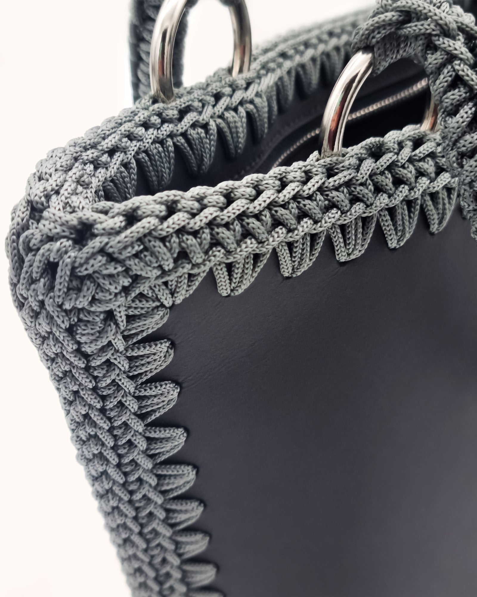 Bolso shopper grande artesanal Tatyana L negro y gris de cuero y crochet - Hecho a mano por Cueché