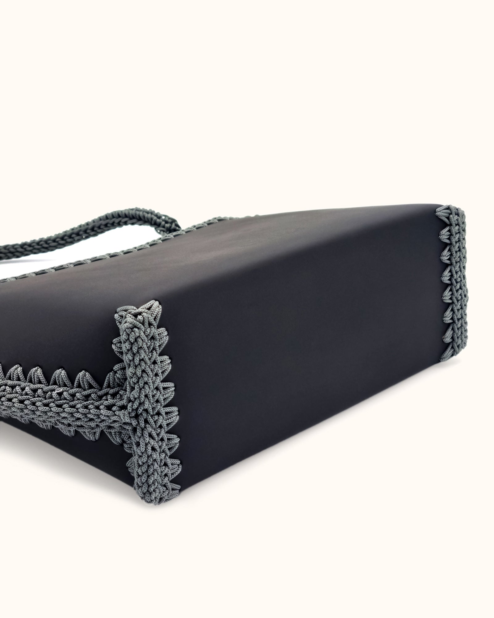 Bolso shopper grande artesanal Tatyana L negro y gris de cuero y crochet - Hecho a mano por Cueché