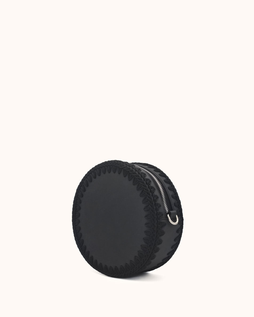 Bolso redondo pequeño artesanal negro de cuero y crochet hecho a mano por Cueché