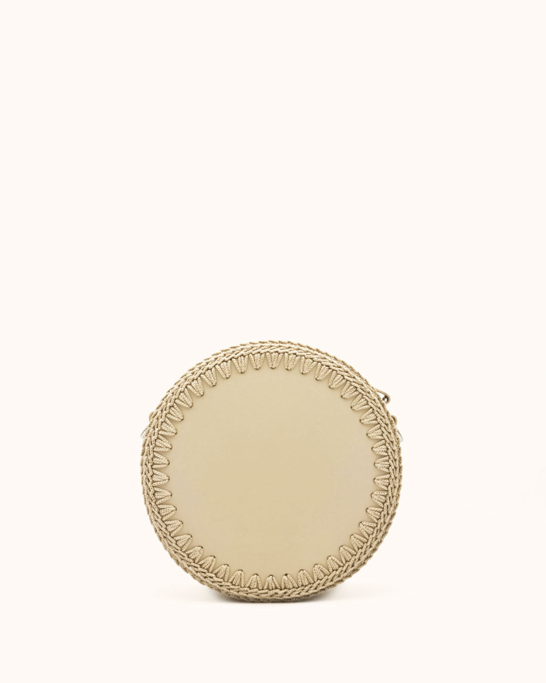 Bolso redondo pequeño artesanal beige de cuero y crochet hecho a mano por Cueché
