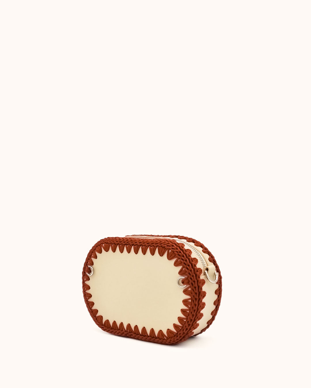 Bolso ovalado pequeño artesanal beige de cuero y crochet hecho a mano por Cueché