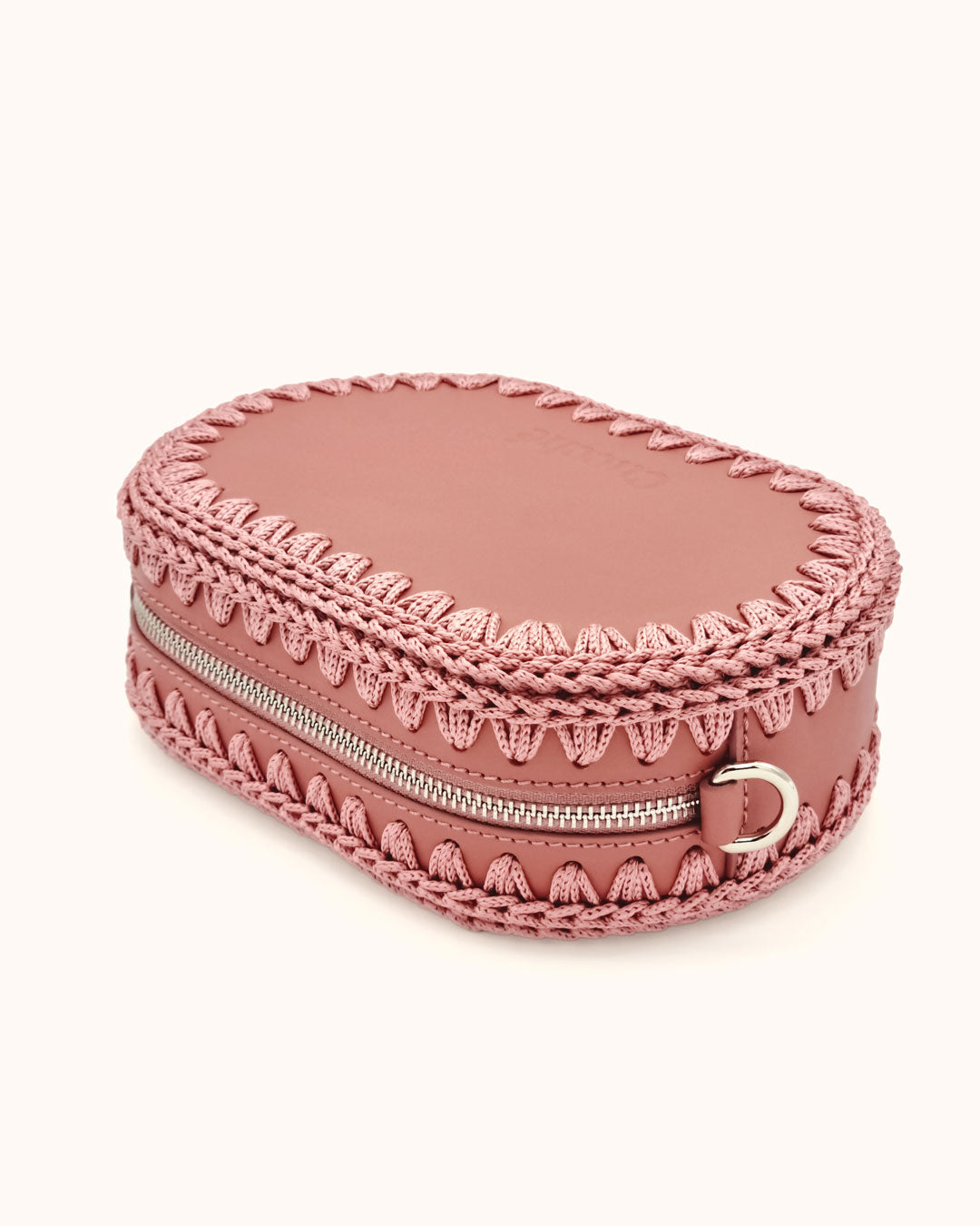 Bolso ovalado pequeño artesanal rosa de cuero y crochet hecho a mano por Cueché