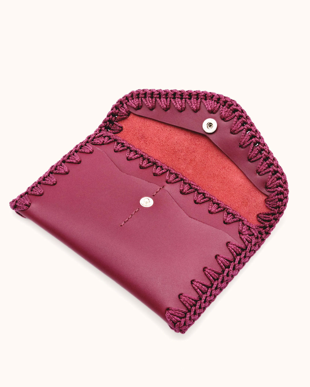 Cartera artesanal burdeos de cuero y crochet hecho a mano – Cueché