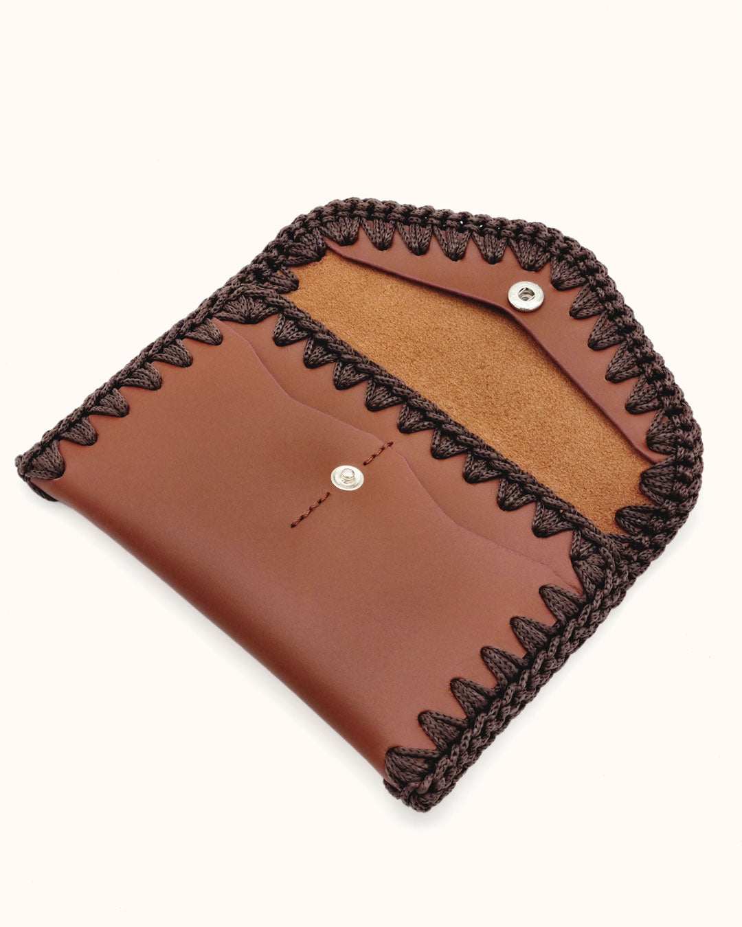 Cartera artesanal marrón de cuero y crochet hecho a mano – Cueché