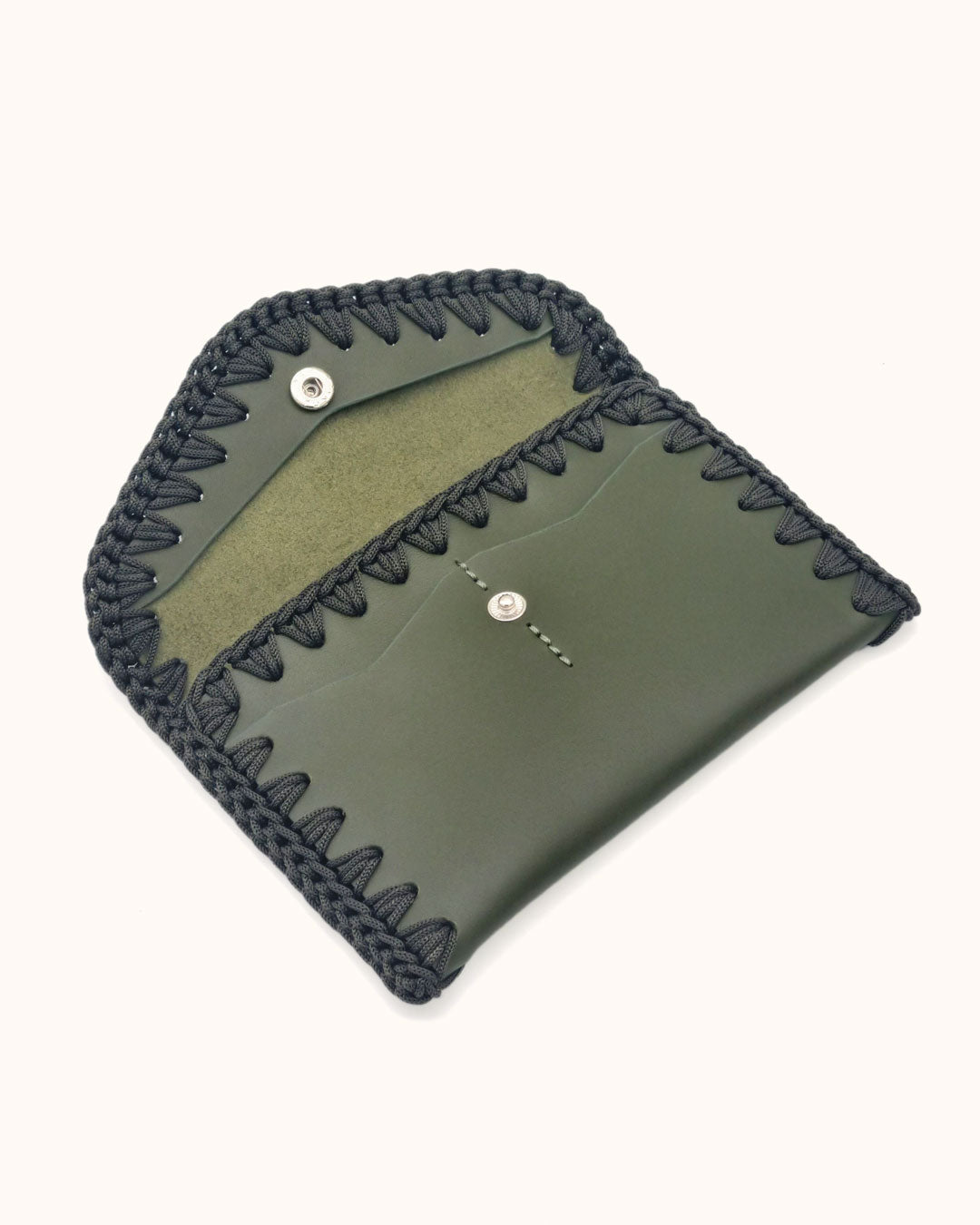Cartera artesanal verde de cuero y crochet hecho a mano – Cueché