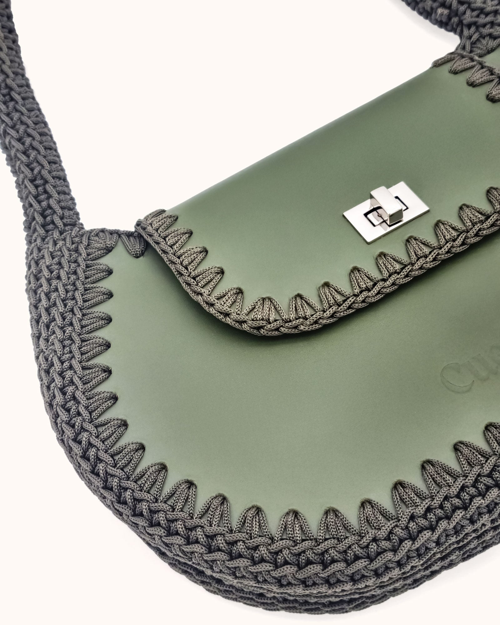 Bolso hobo mediano Daria en color verde, artesanal, de cuero y crochet hecho a mano por Cueché