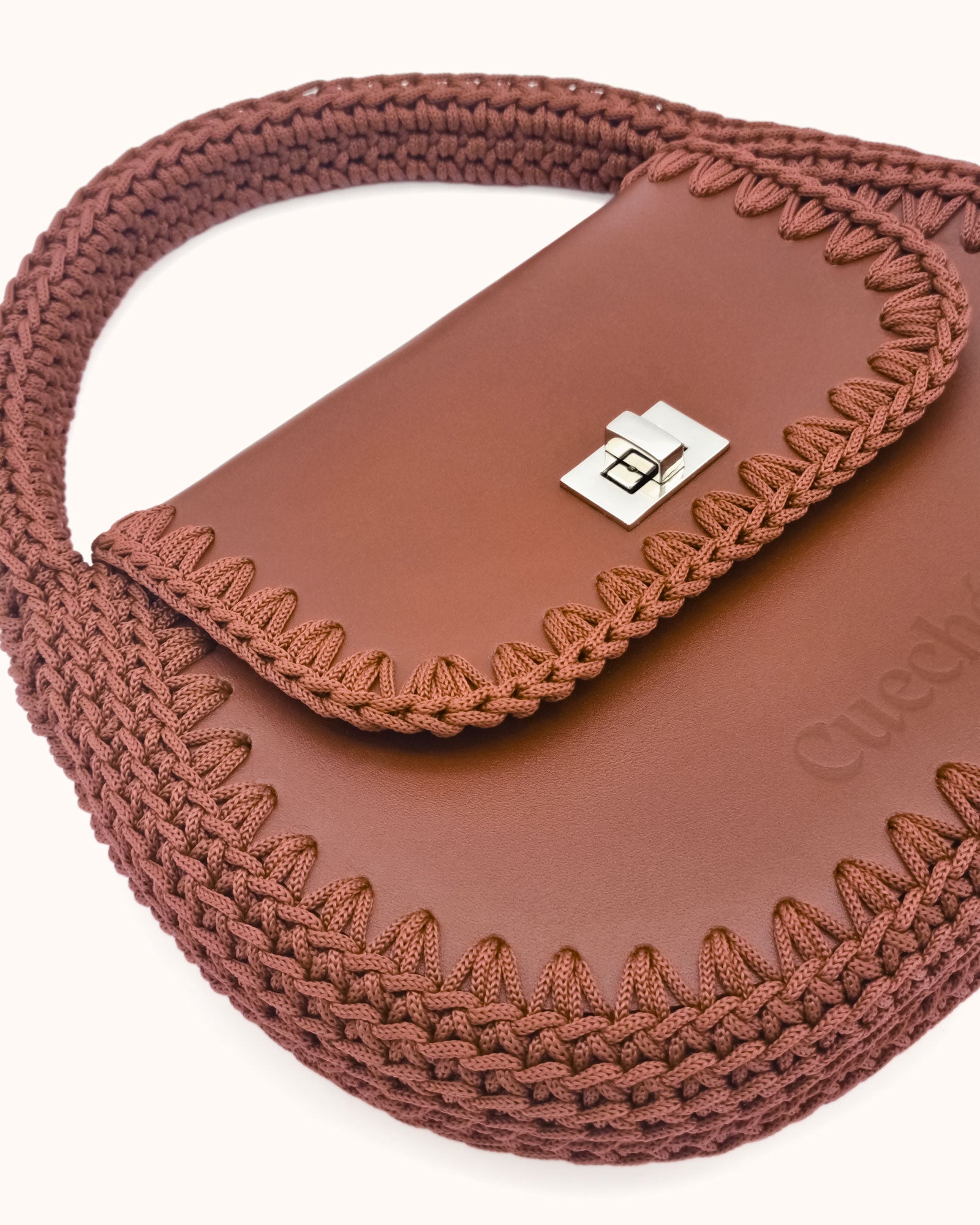 Bolso hobo pequeño Daria en color marrón, artesanal, de cuero y crochet hecho a mano por Cueché