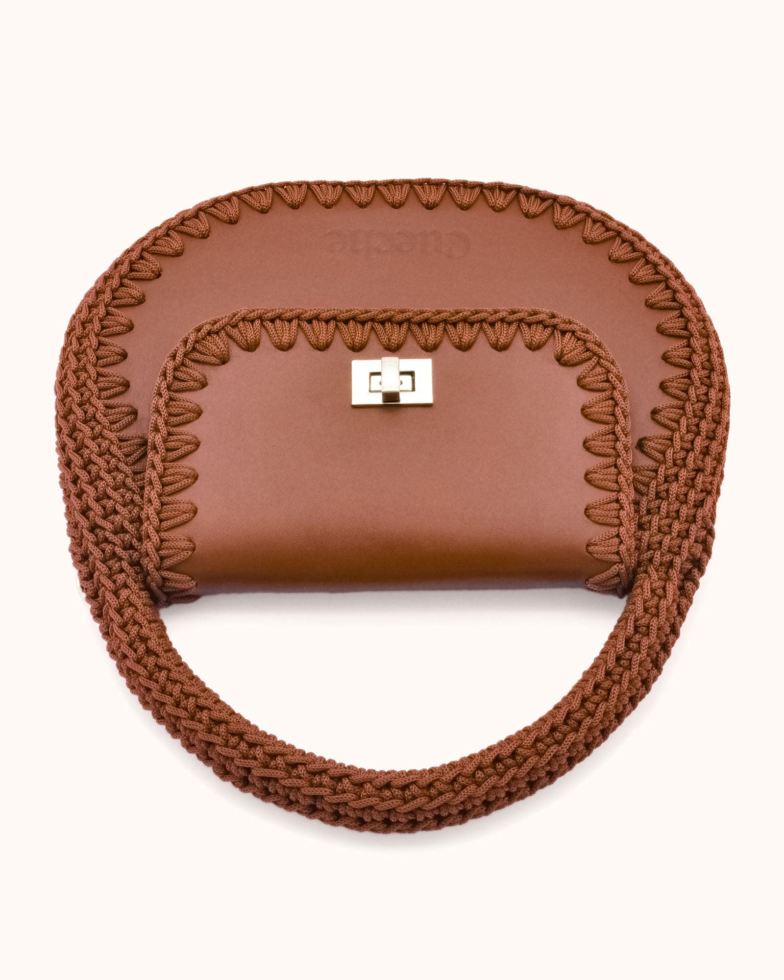 Bolso hobo pequeño Daria en color marrón, artesanal, de cuero y crochet hecho a mano por Cueché