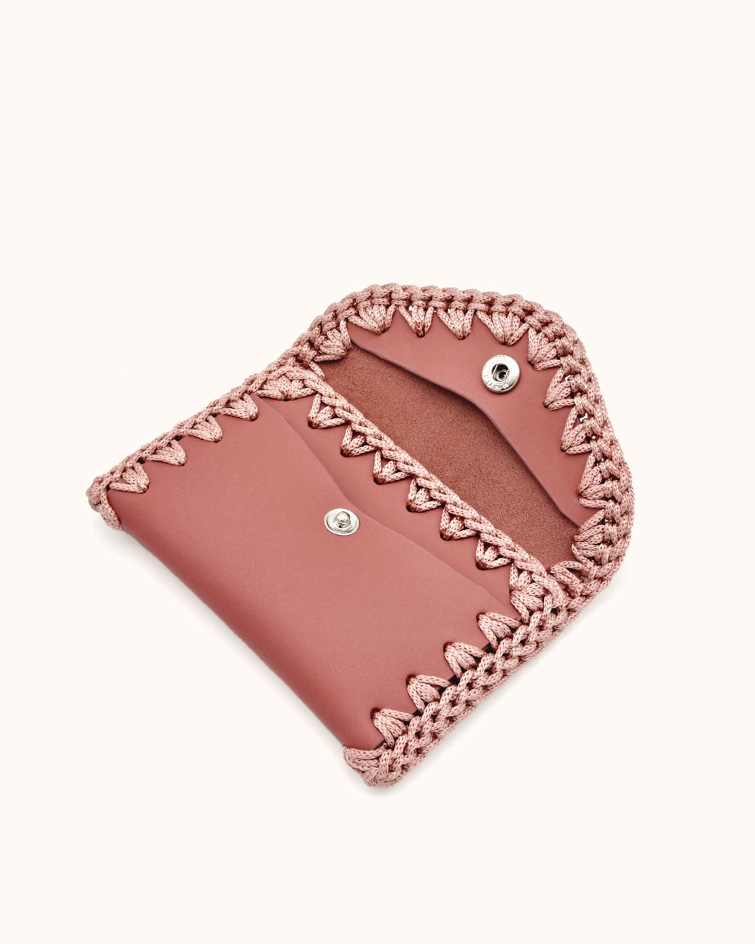 Monedero tarjetero artesanal rosa de cuero y crochet hecho a mano – Cueché
