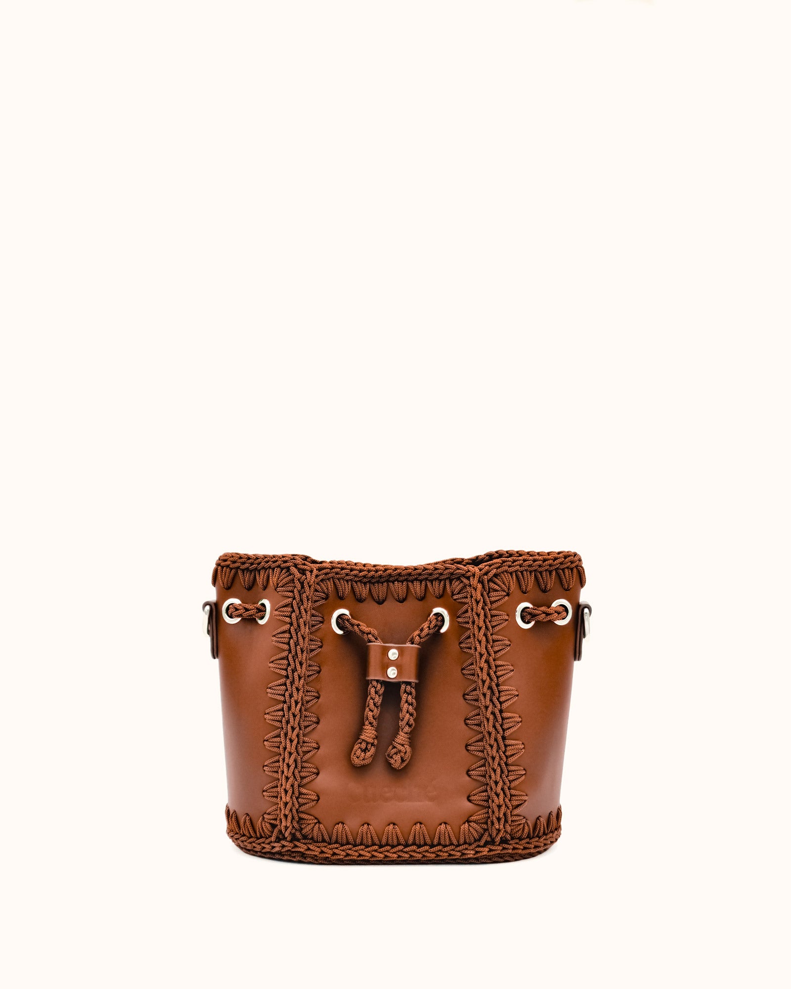 Bolso bombonera pequeño artesanal Olga S marrón de cuero y crochet - Hecho a mano por Cueché