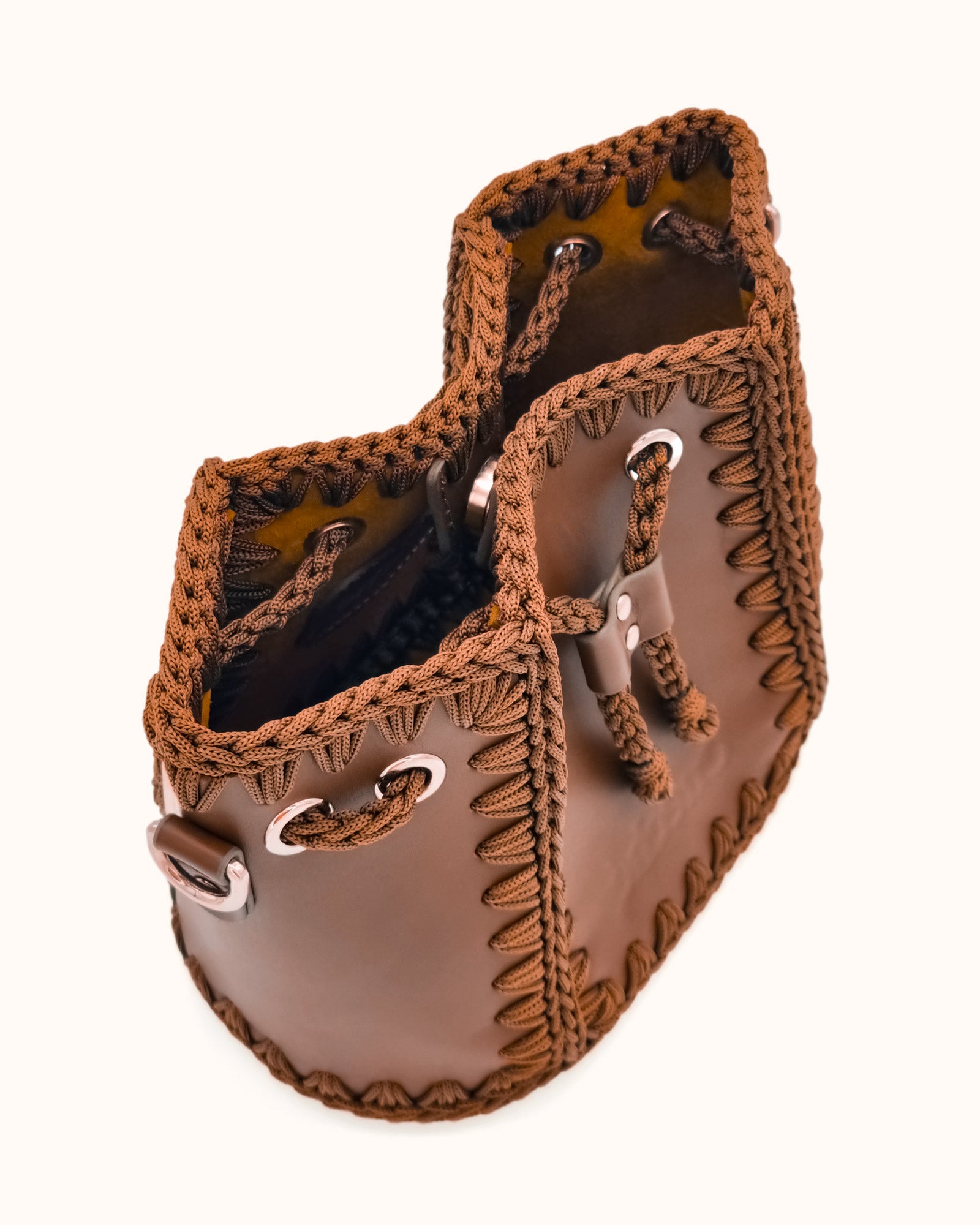 Bolso bombonera pequeño artesanal Olga S marrón de cuero y crochet - Hecho a mano por Cueché