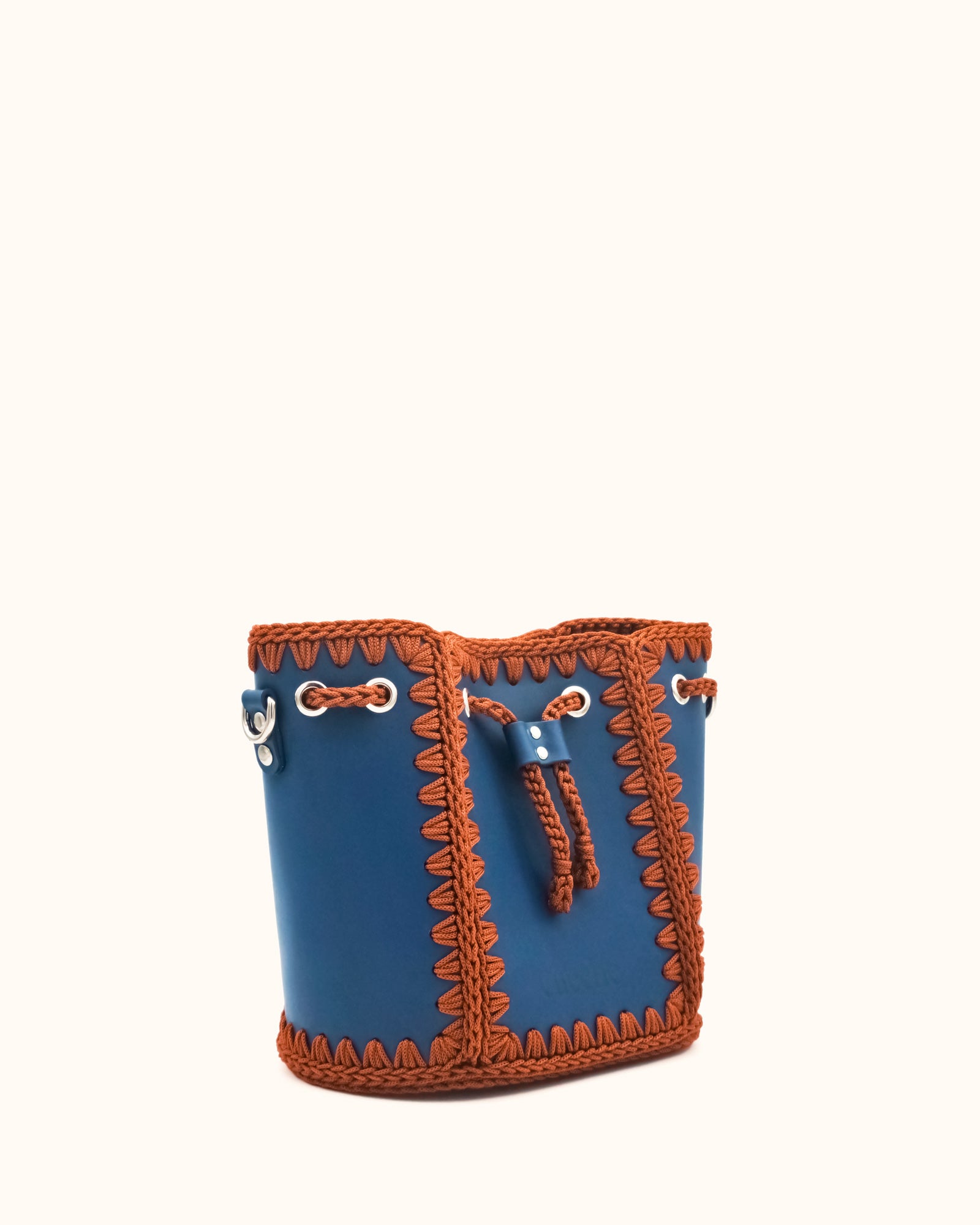 Bolso bombonera mediano artesanal Olga M azul y marrón de cuero y crochet - Hecho a mano por Cueché