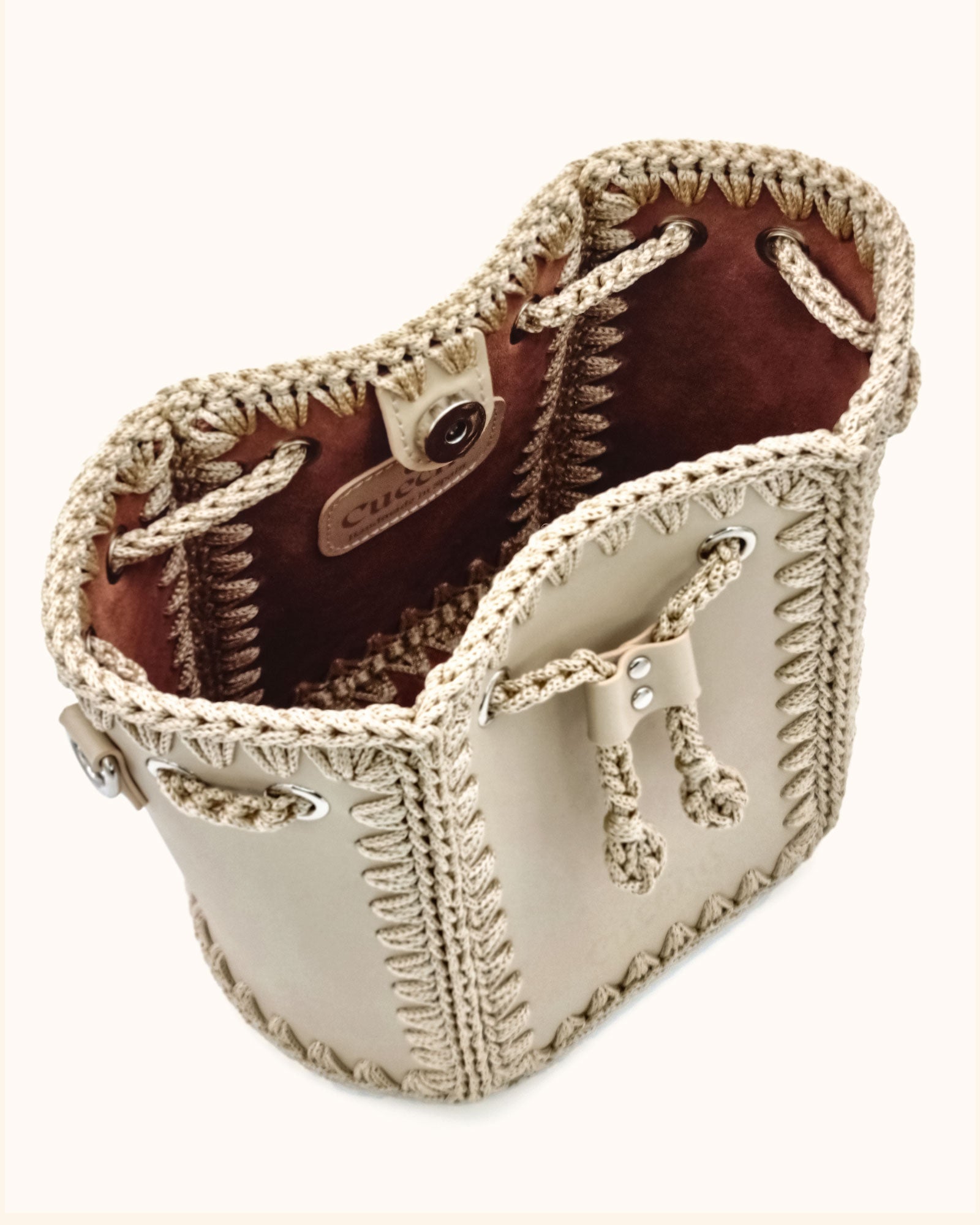 Bolso bombonera mediano artesanal Olga M beige de cuero y crochet - Hecho a mano por Cueché
