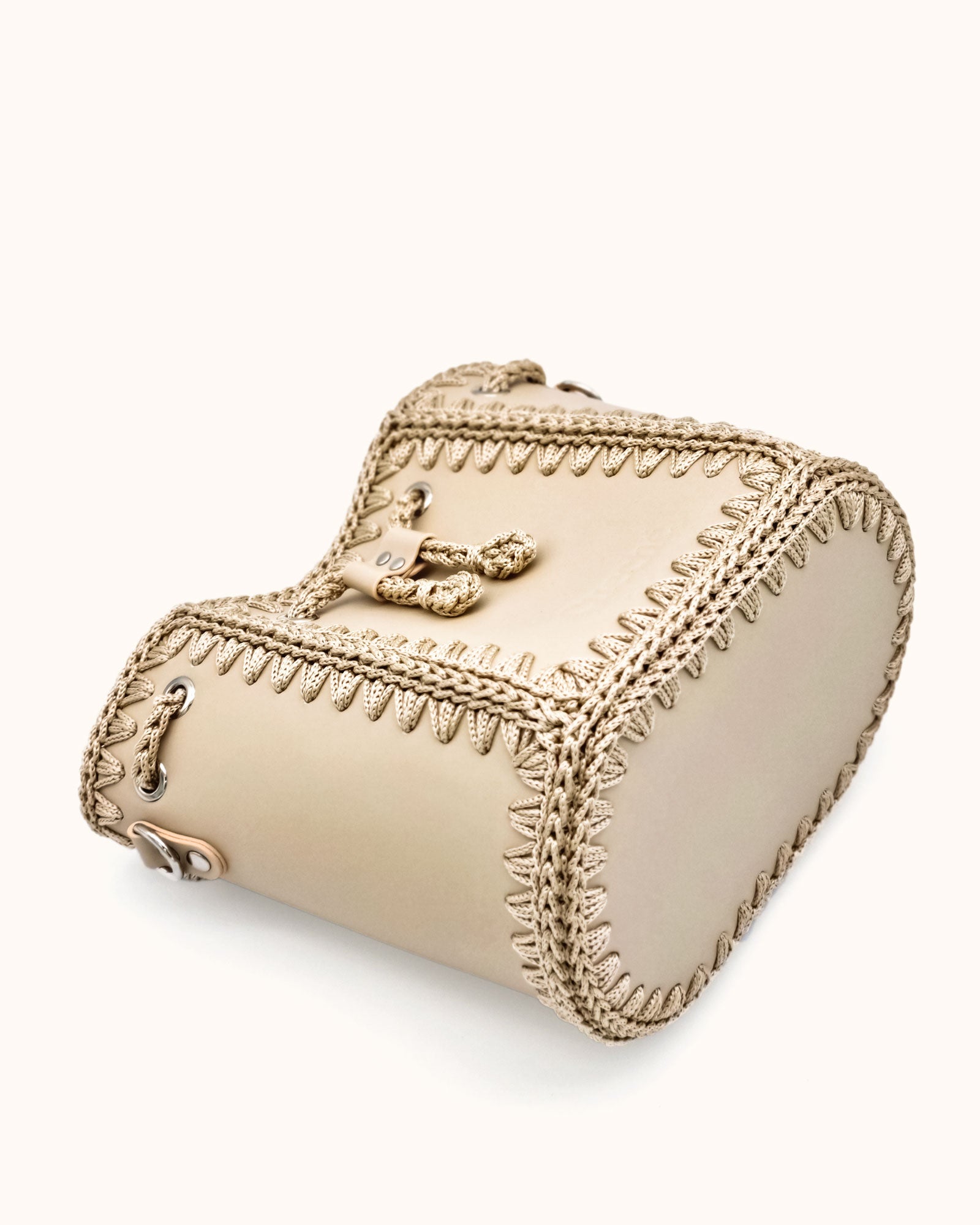 Bolso bombonera mediano artesanal Olga M beige de cuero y crochet - Hecho a mano por Cueché