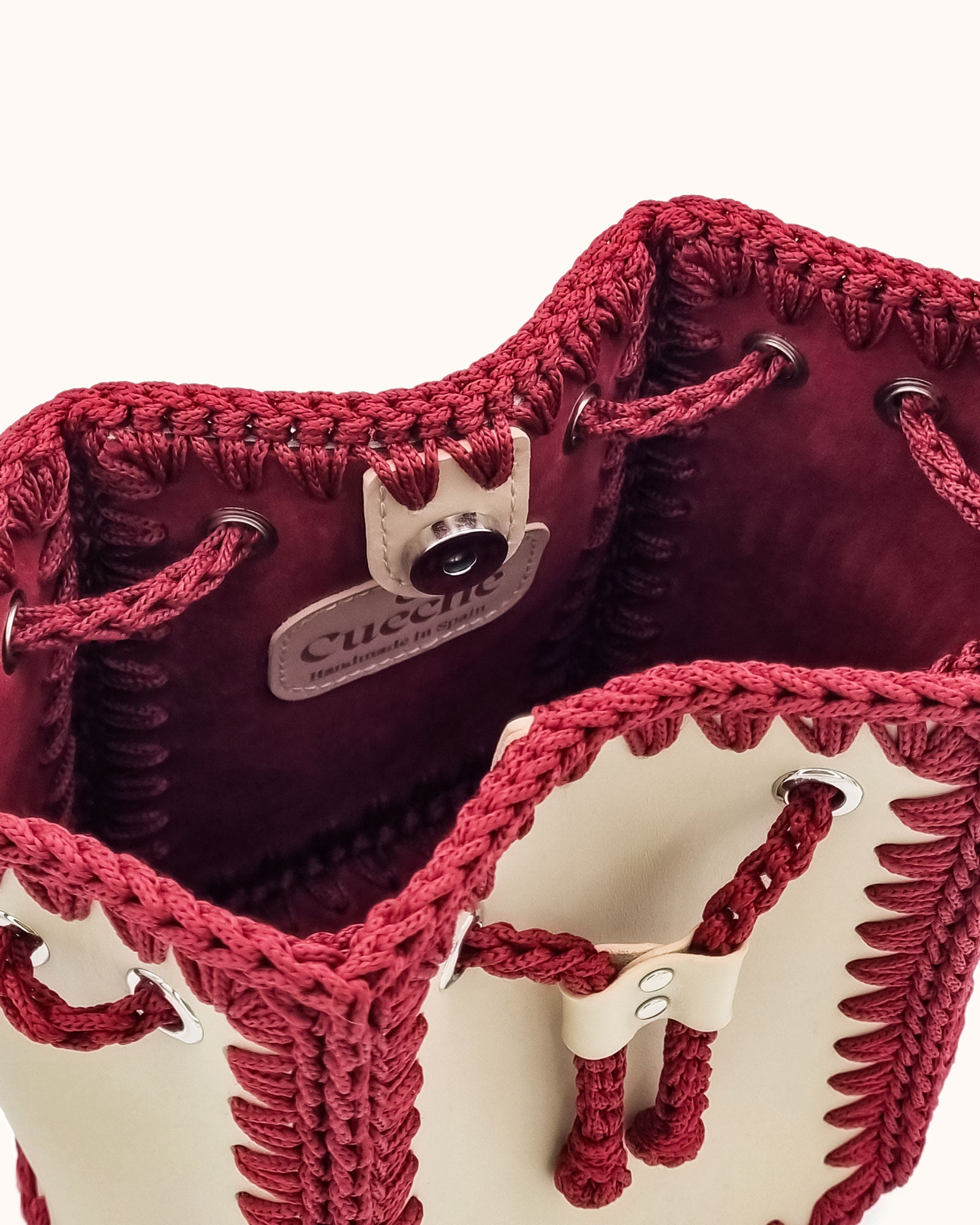 Bolso bombonera mediano artesanal Olga M beige y granate de cuero y crochet - Hecho a mano por Cueché