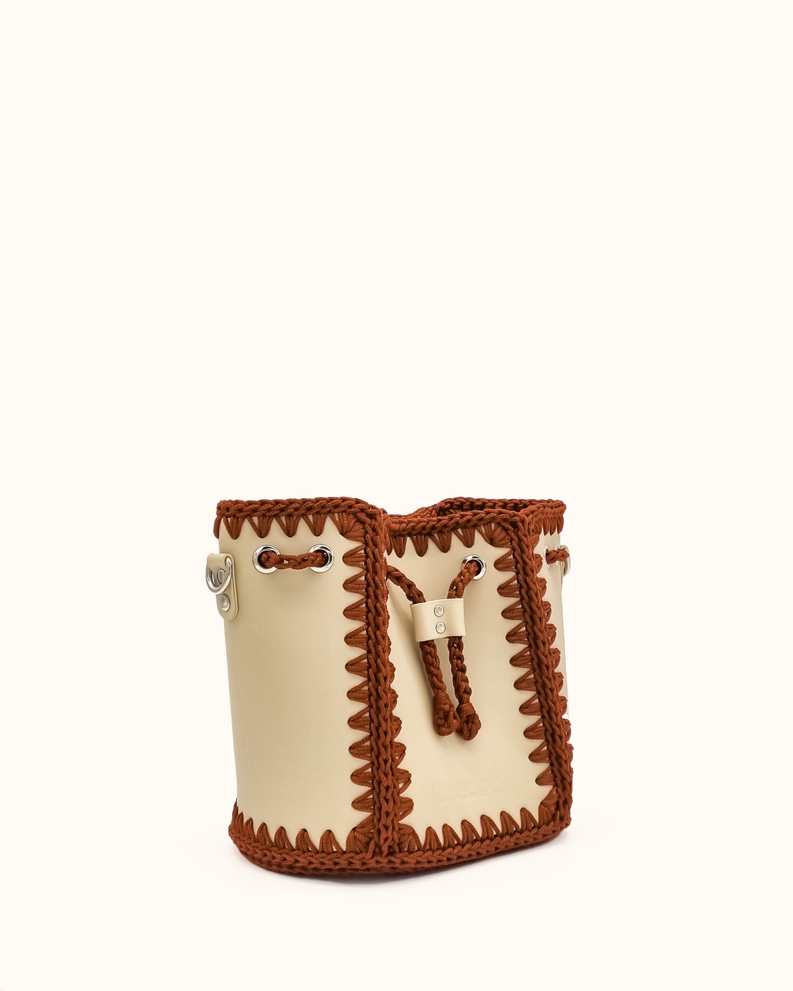 Bolso bombonera mediano artesanal Olga M beige y marron de cuero y crochet - Hecho a mano por Cueché