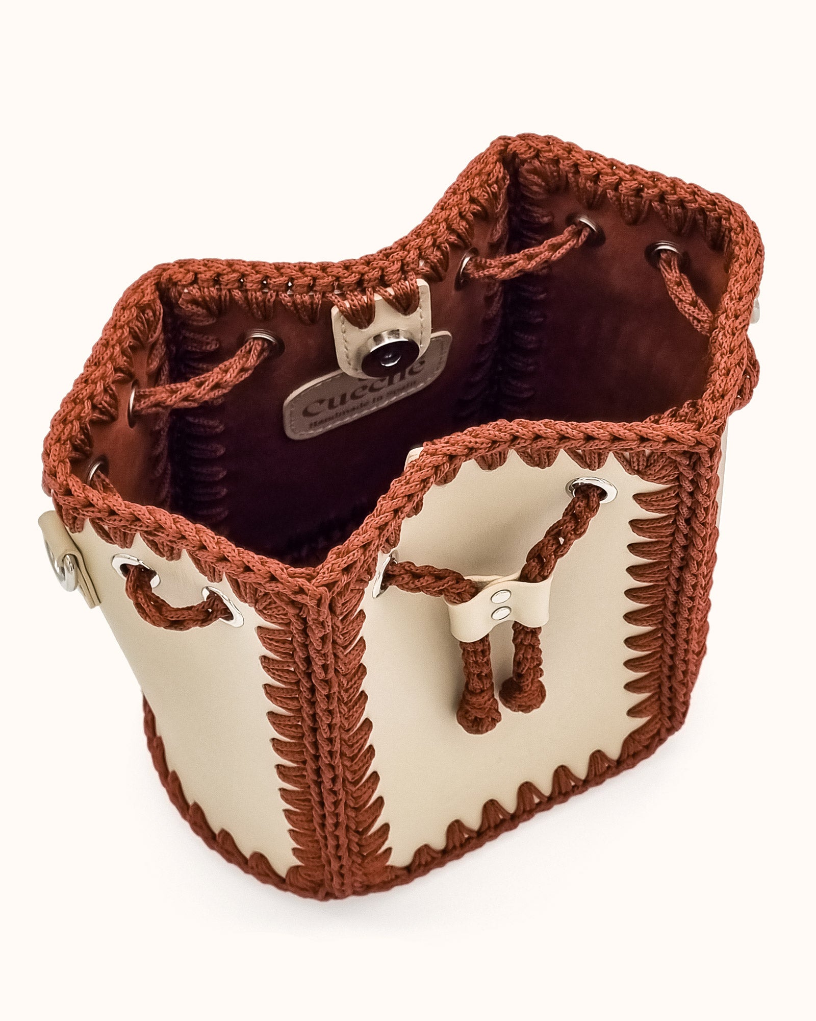Bolso bombonera mediano artesanal Olga M beige y marron de cuero y crochet - Hecho a mano por Cueché