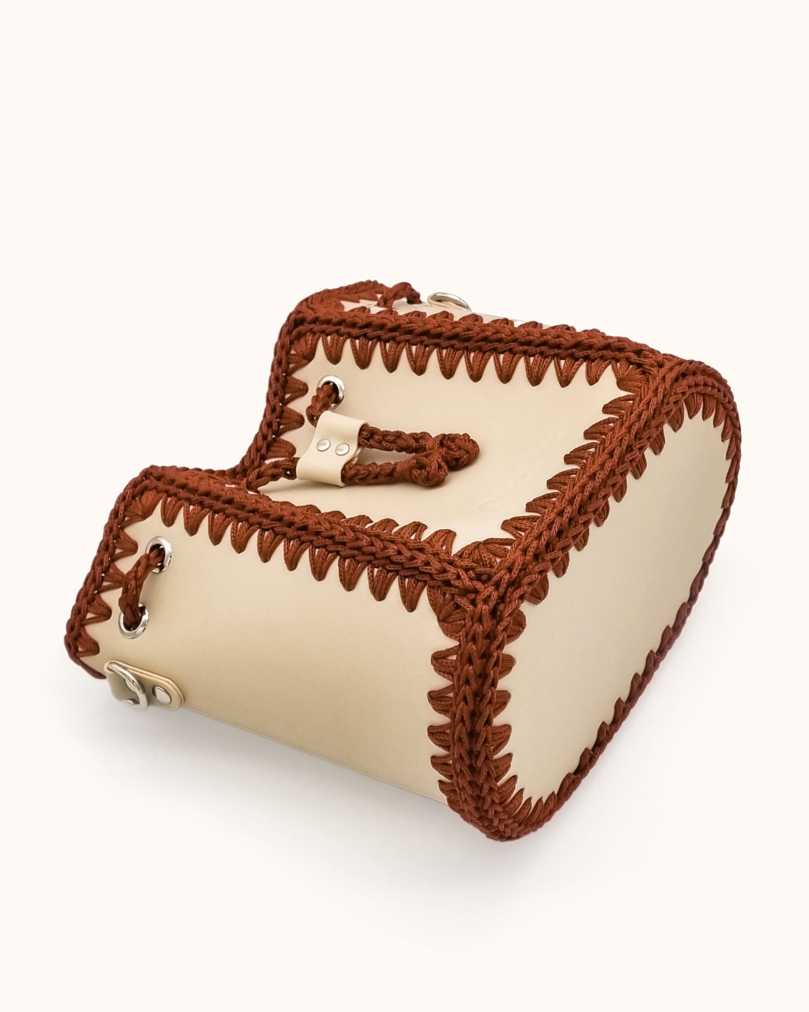 Bolso bombonera mediano artesanal Olga M beige y marron de cuero y crochet - Hecho a mano por Cueché