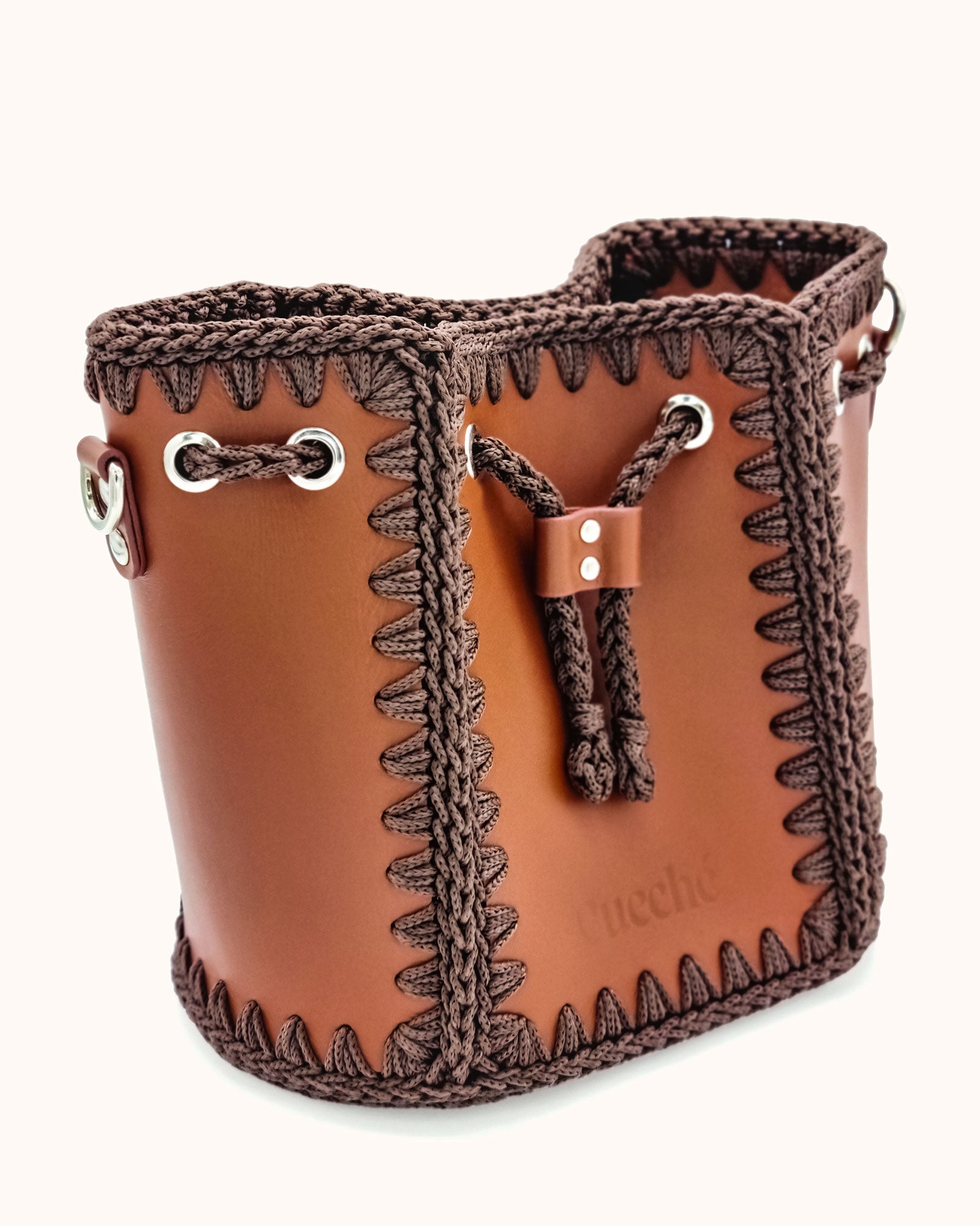 Bolso bombonera mediano artesanal Olga M marrón y chocolate de cuero y crochet - Hecho a mano por Cueché