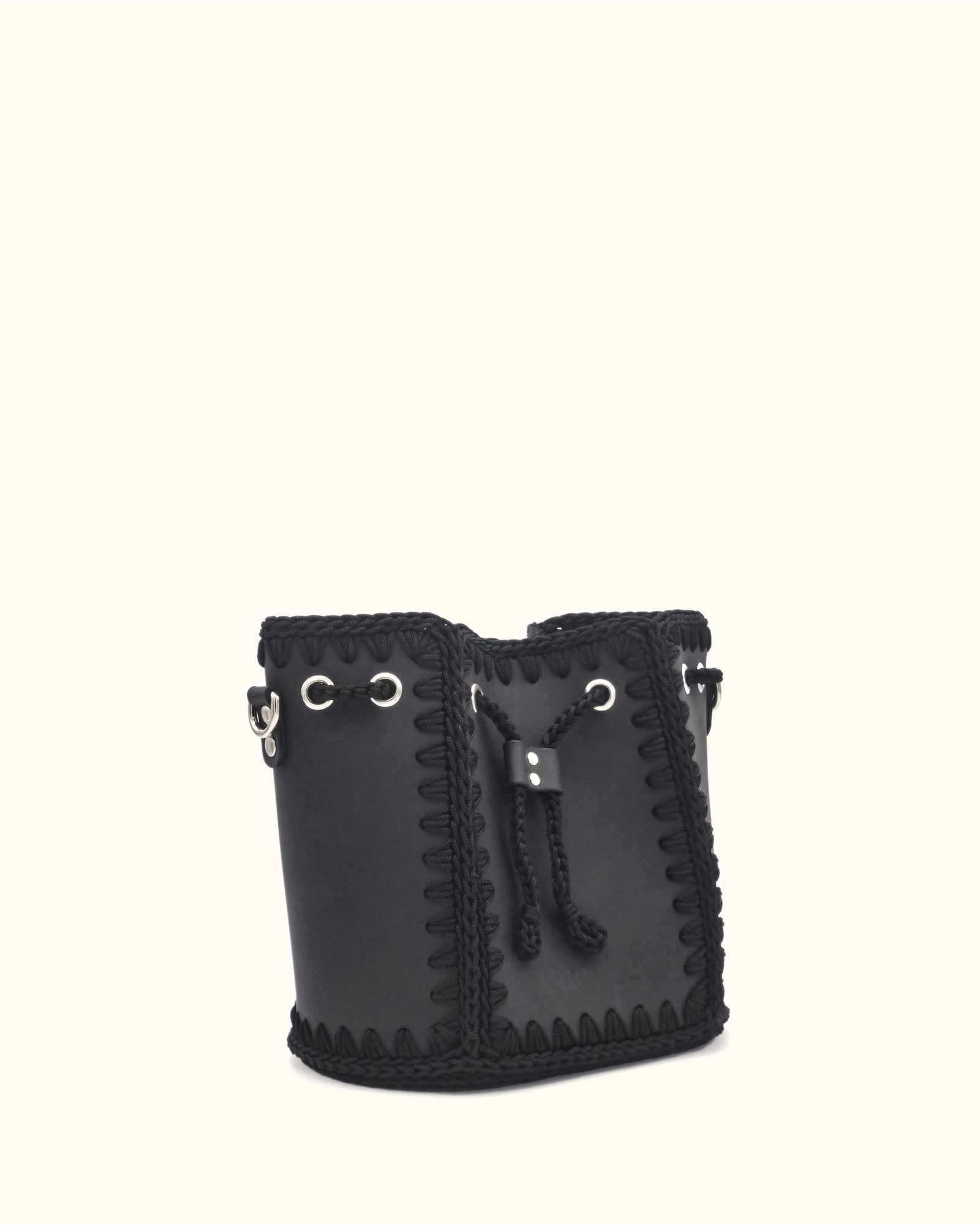 Bolso bombonera mediano artesanal Olga M negro de cuero y crochet - Hecho a mano por Cueché