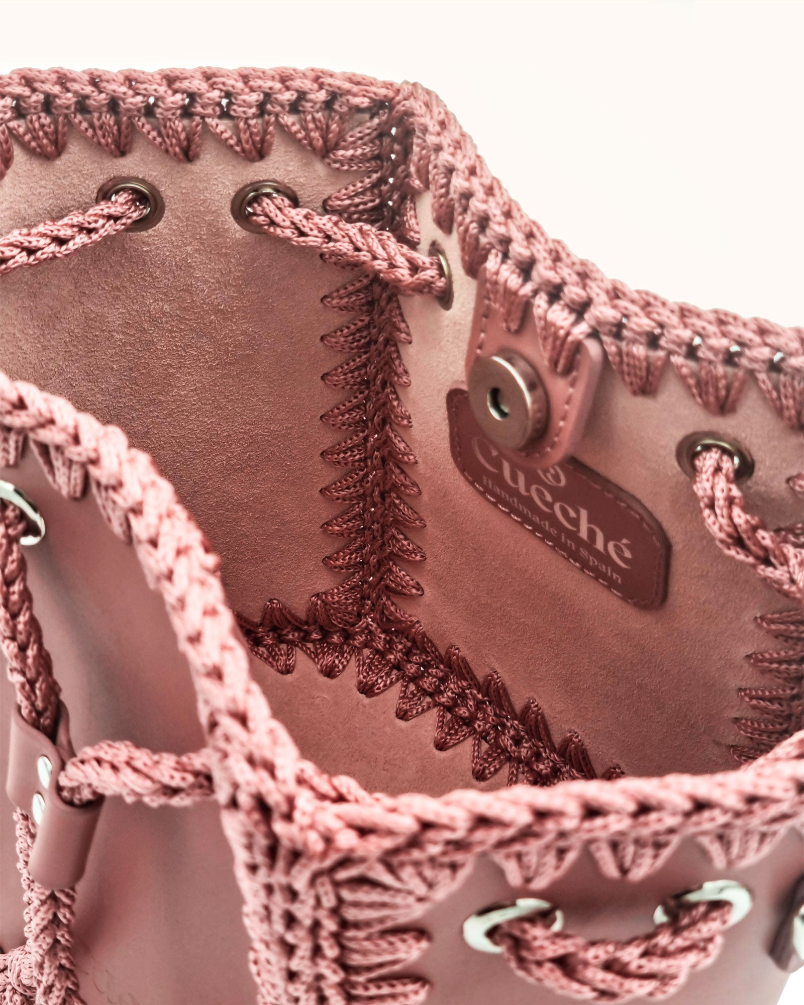 Bolso bombonera mediano artesanal Olga M rosa de cuero y crochet - Hecho a mano por Cueché