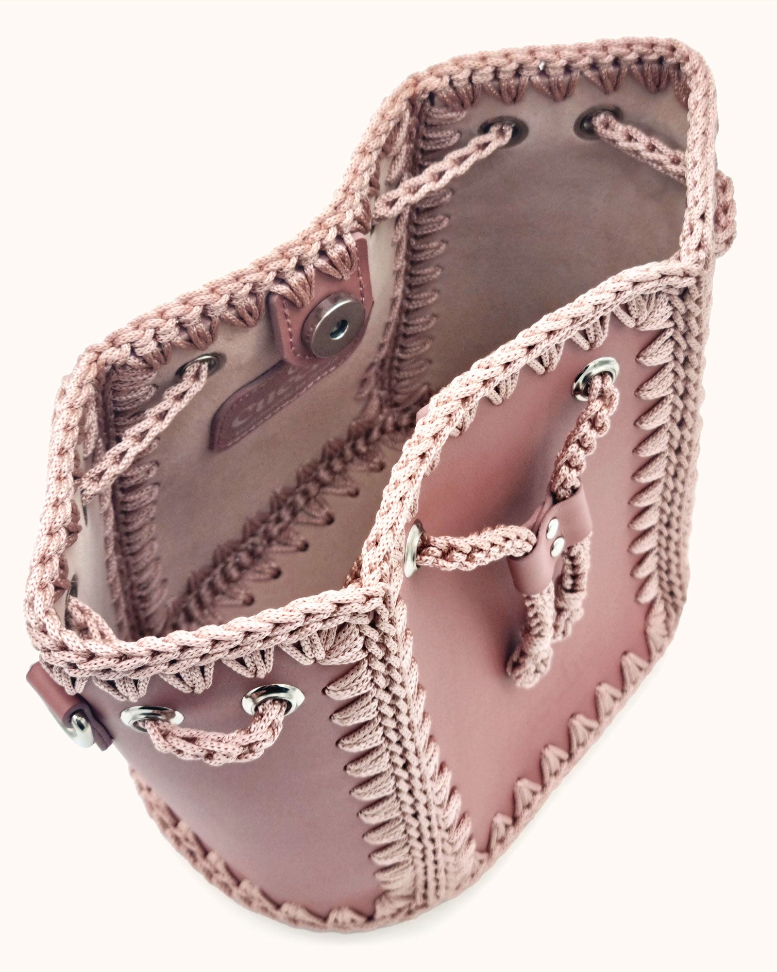 Bolso bombonera mediano artesanal Olga M rosa de cuero y crochet - Hecho a mano por Cueché