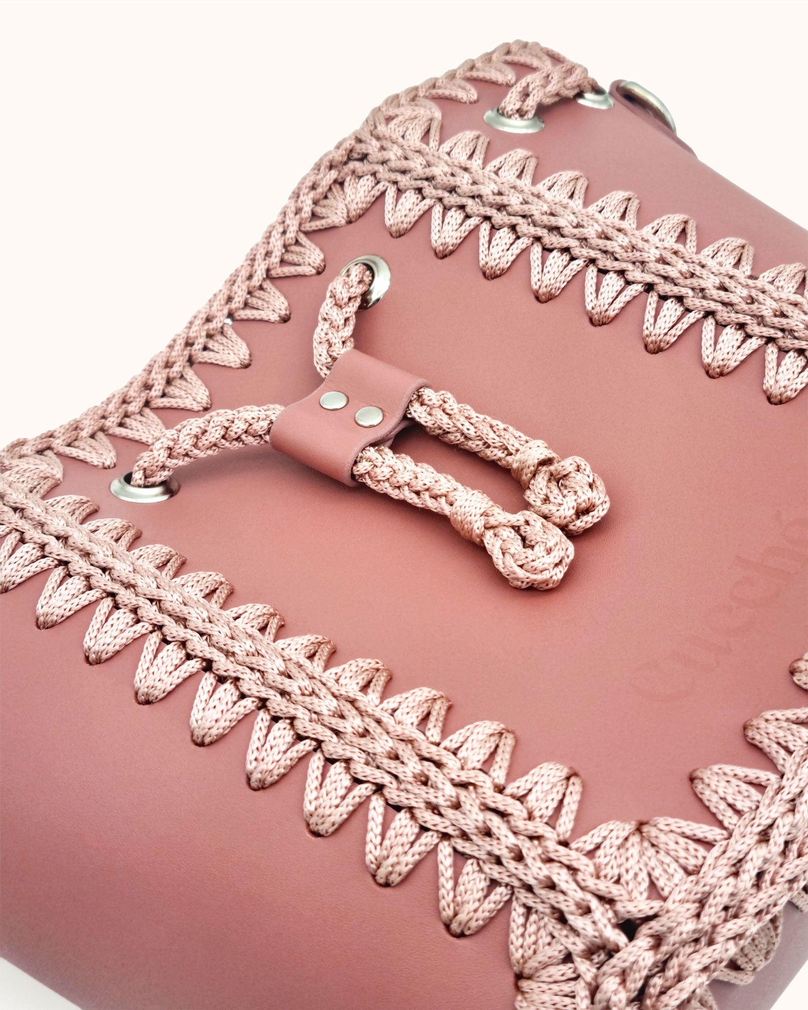 Bolso bombonera mediano artesanal Olga M rosa de cuero y crochet - Hecho a mano por Cueché