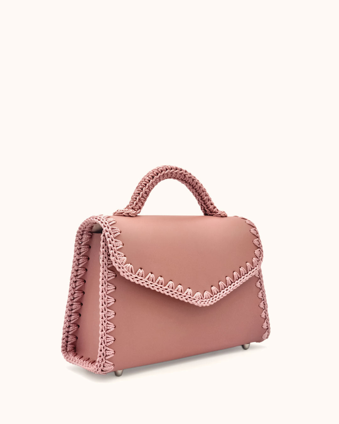 Bolso mediano tipo satchel Sofía M en color rosa, artesanal, de cuero con crochet hecho a mano por Cueché
