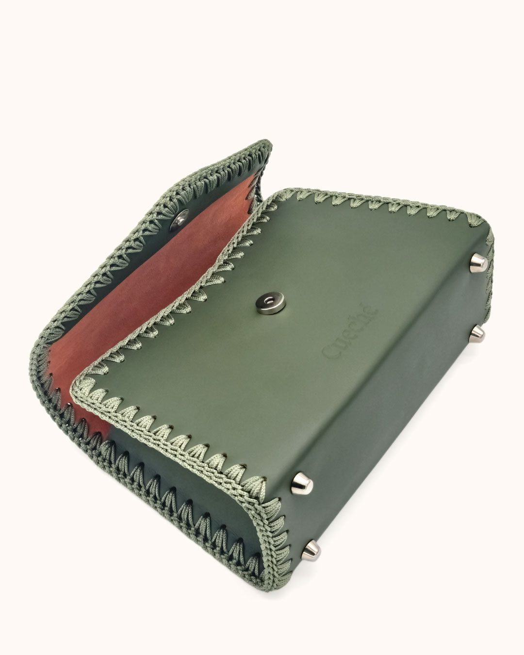 Bolso mediano tipo satchel Sofía M en color verde oliva, artesanal, de cuero con crochet hecho a mano por Cueché