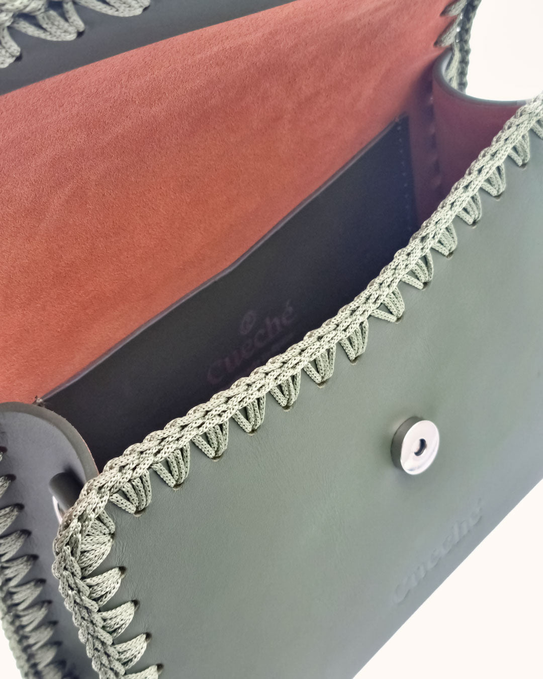 Bolso mediano tipo satchel Sofía M en color verde oliva, artesanal, de cuero con crochet hecho a mano por Cueché