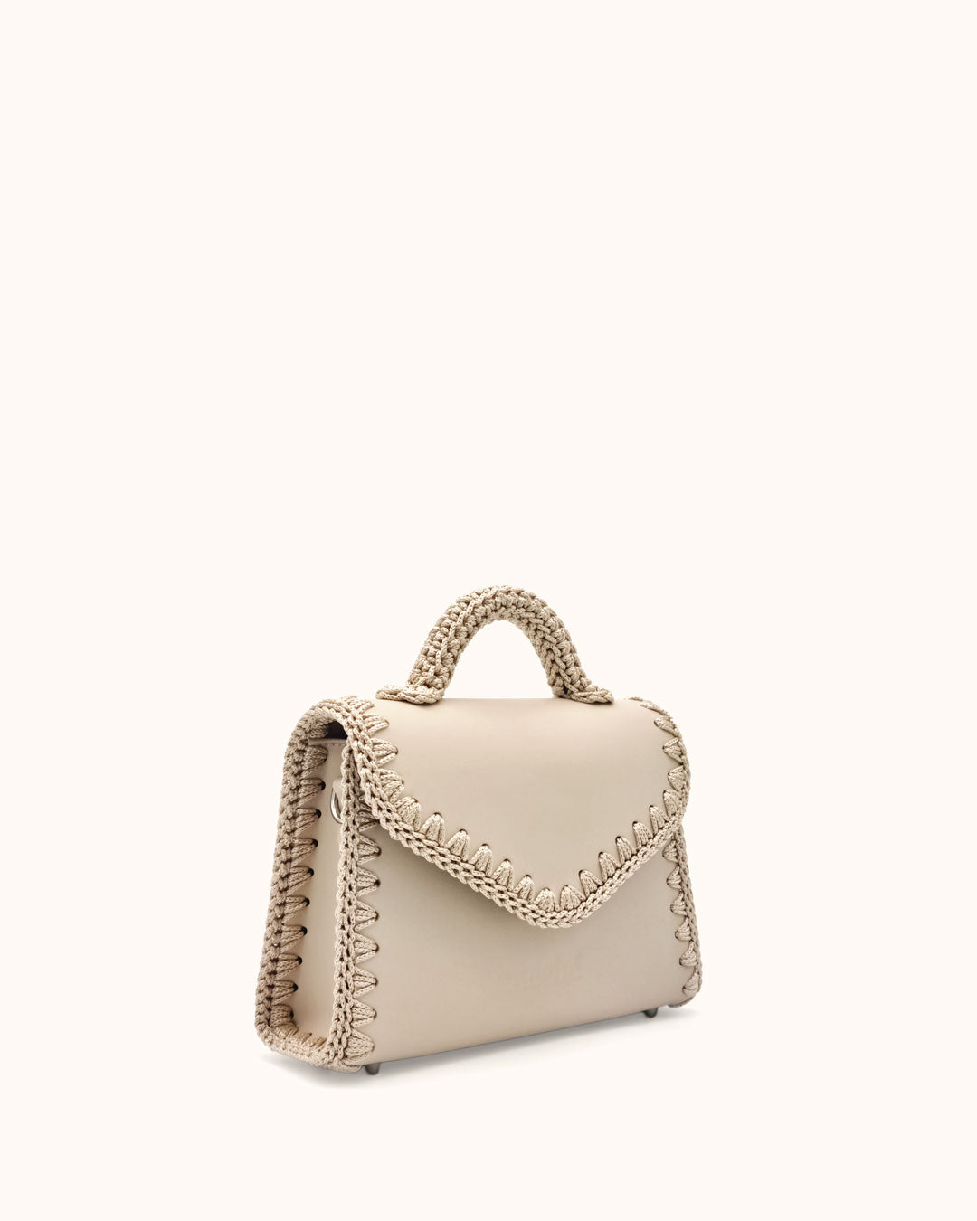 Bolso pequeño tipo satchel Sofía S en color beige, artesanal, de cuero con crochet hecho a mano por Cueché