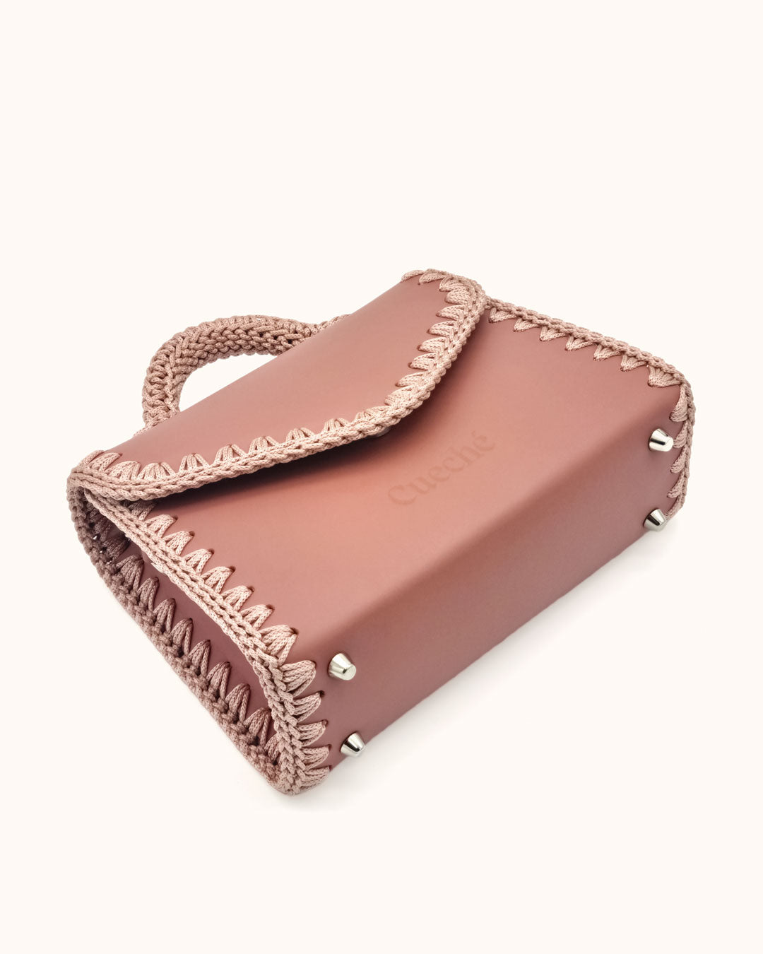 Bolso pequeño tipo satchel Sofía S en color rosa, artesanal, de cuero con crochet hecho a mano por Cueché