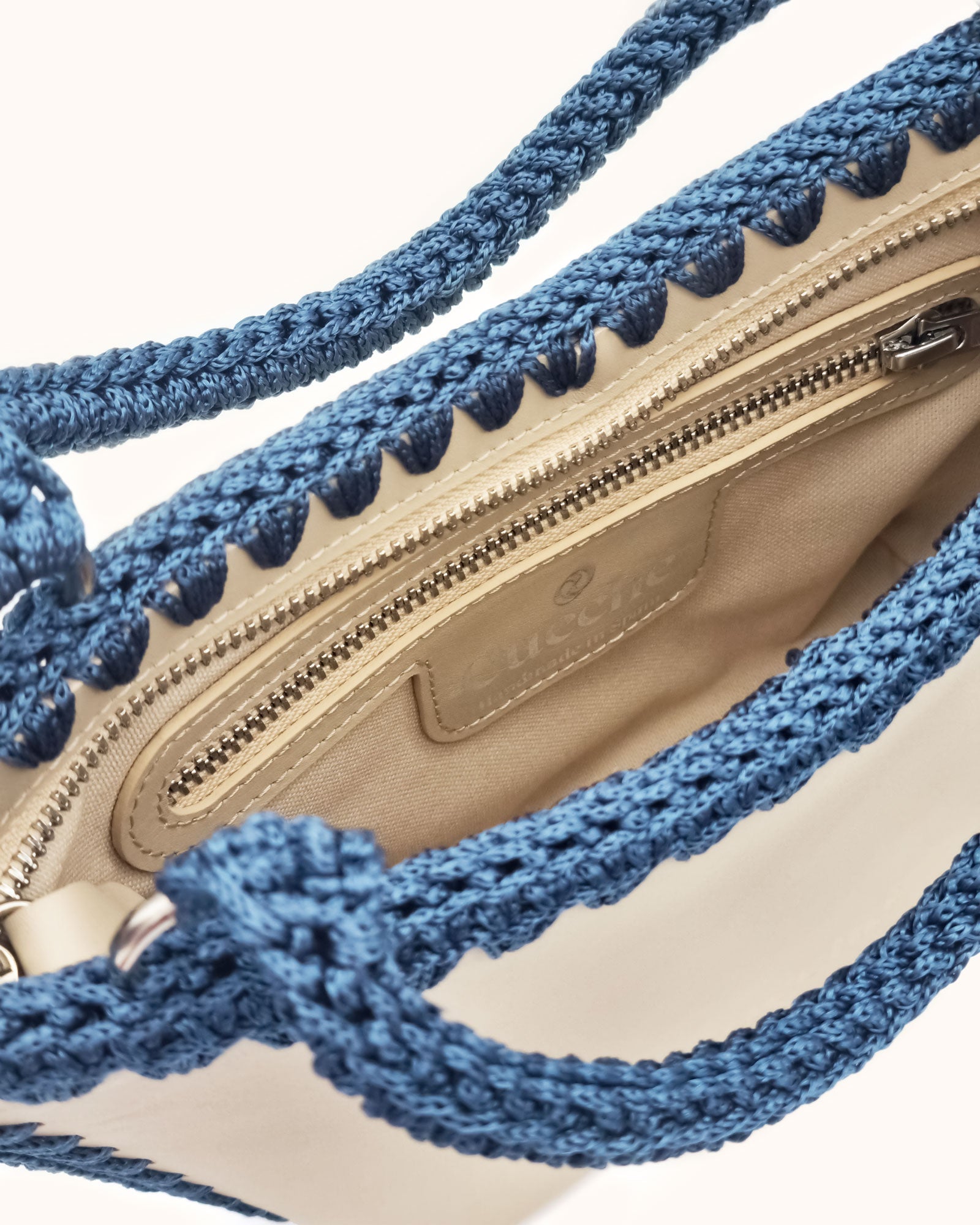 Bolso shopper pequeño artesanal Tatyana S beige y azul de cuero y crochet - Hecho a mano por Cueché