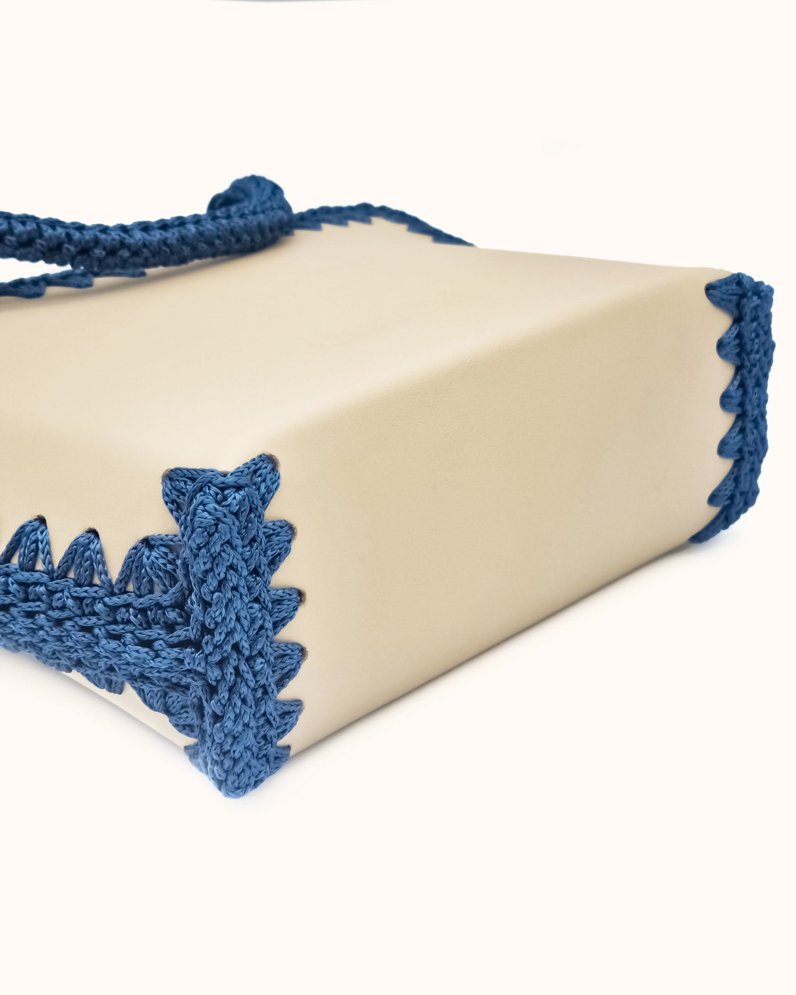 Bolso shopper pequeño artesanal Tatyana S beige y azul de cuero y crochet - Hecho a mano por Cueché