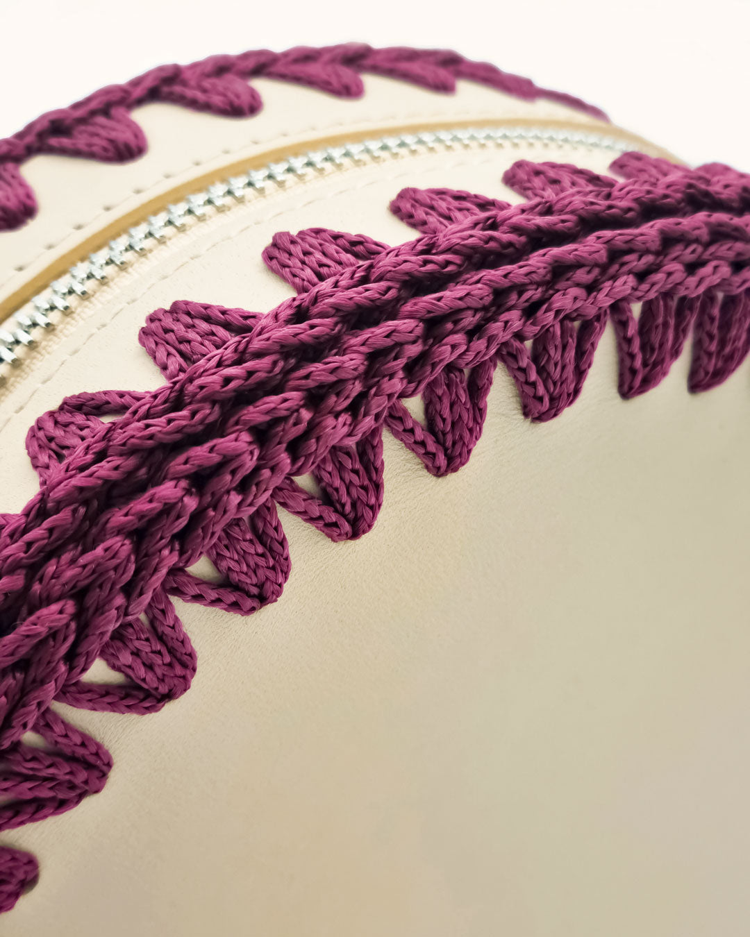 Bolso redondo pequeño artesanal beige de cuero y crochet hecho a mano por Cueché