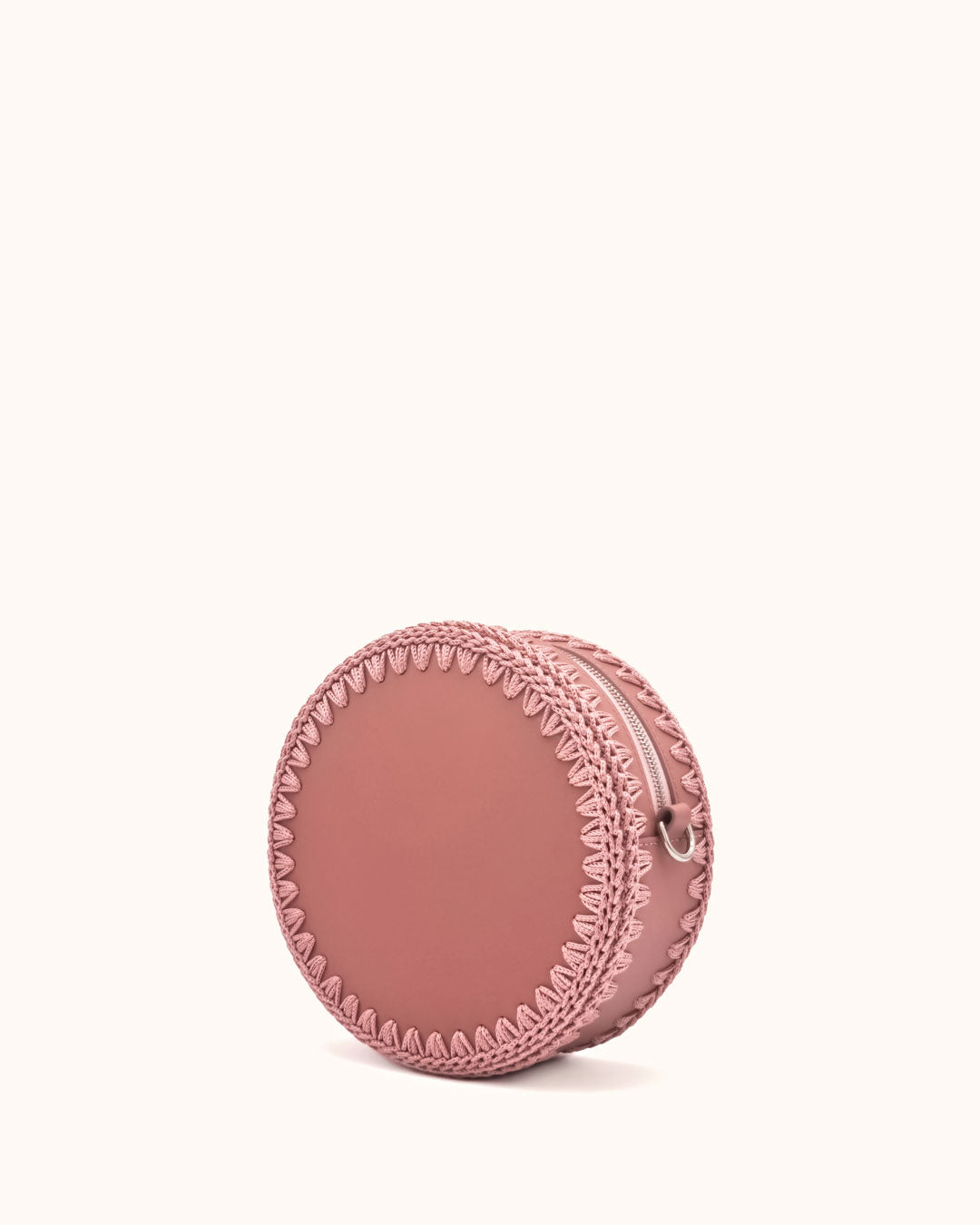 Bolso redondo pequeño artesanal rosa de cuero y crochet hecho a mano por Cueché