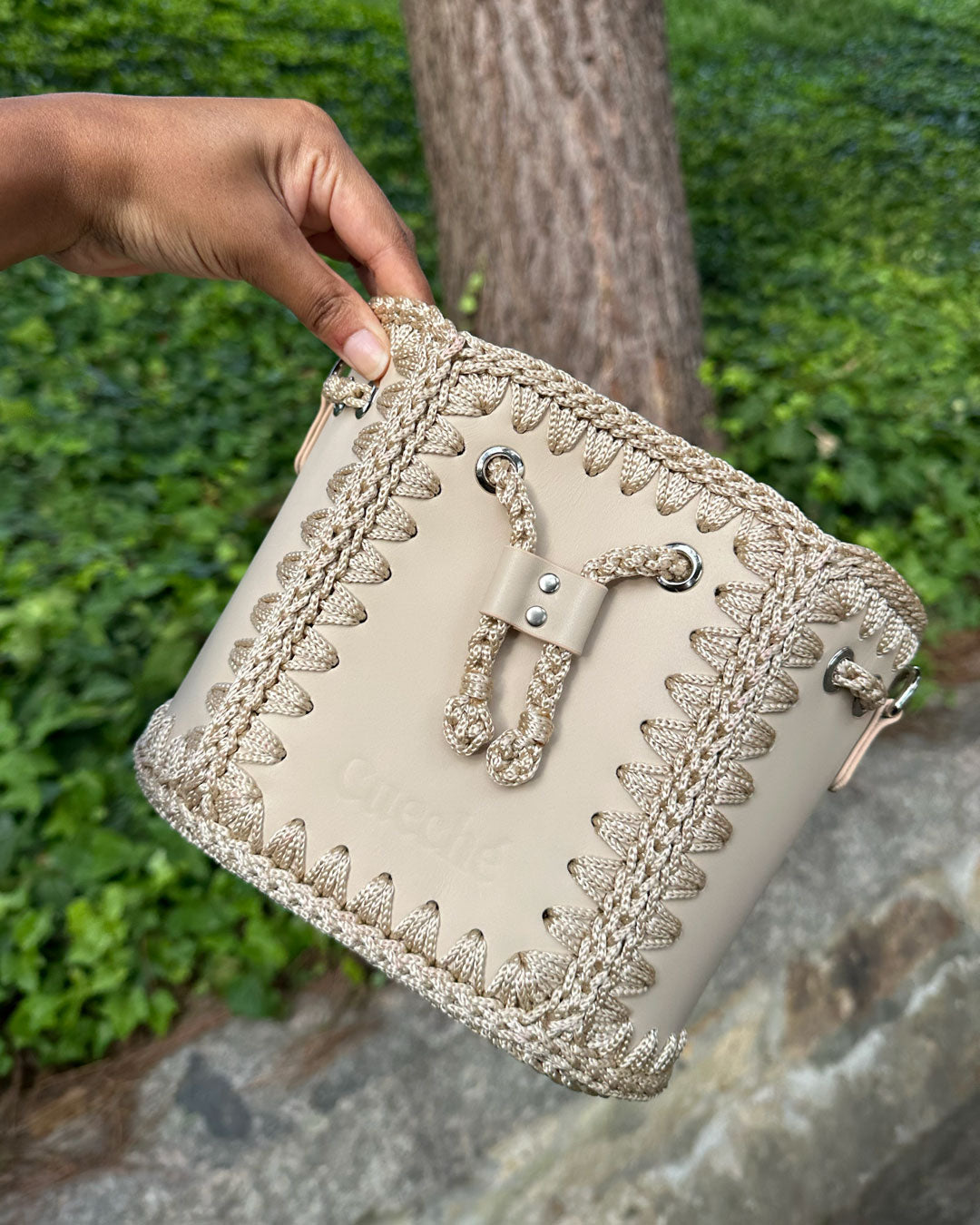 Bolso bombonera pequeño artesanal Olga S beige de cuero y crochet - Hecho a mano por Cueché