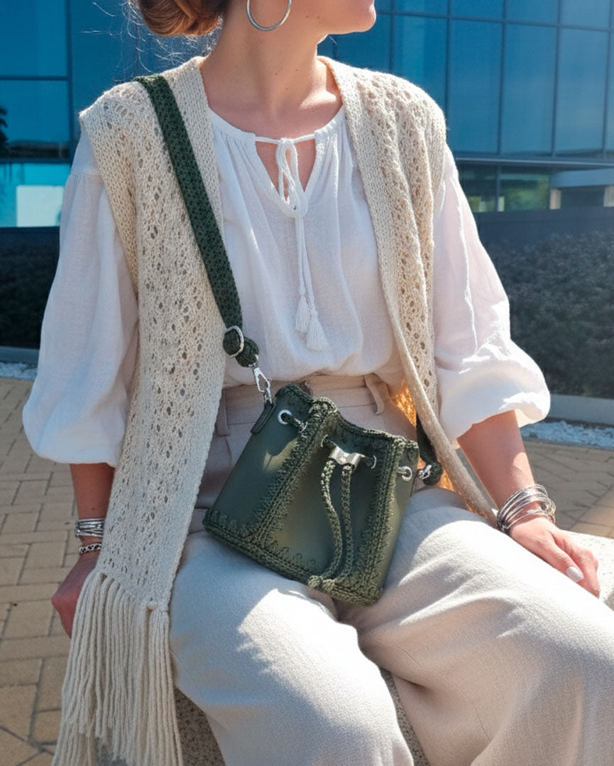 Bolso bombonera pequeño artesanal Olga S verde de cuero y crochet - Hecho a mano por Cueché