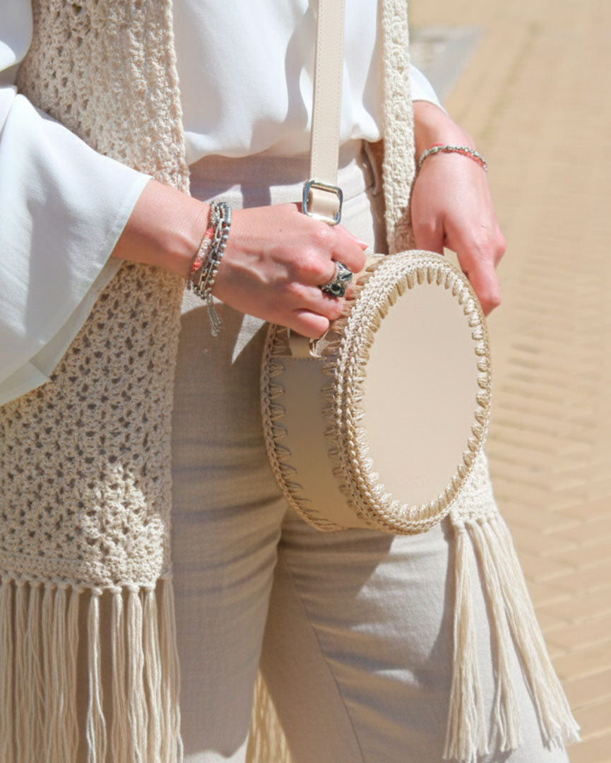 Bolso redondo pequeño artesanal beige de cuero y crochet hecho a mano por Cueché