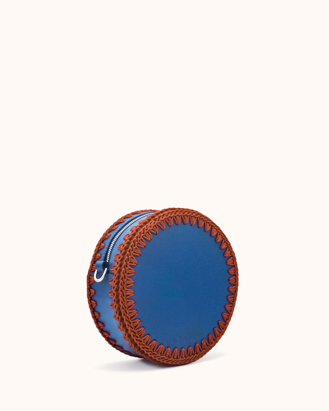 Bolso redondo pequeño artesanal azul de cuero y crochet hecho a mano por Cueché