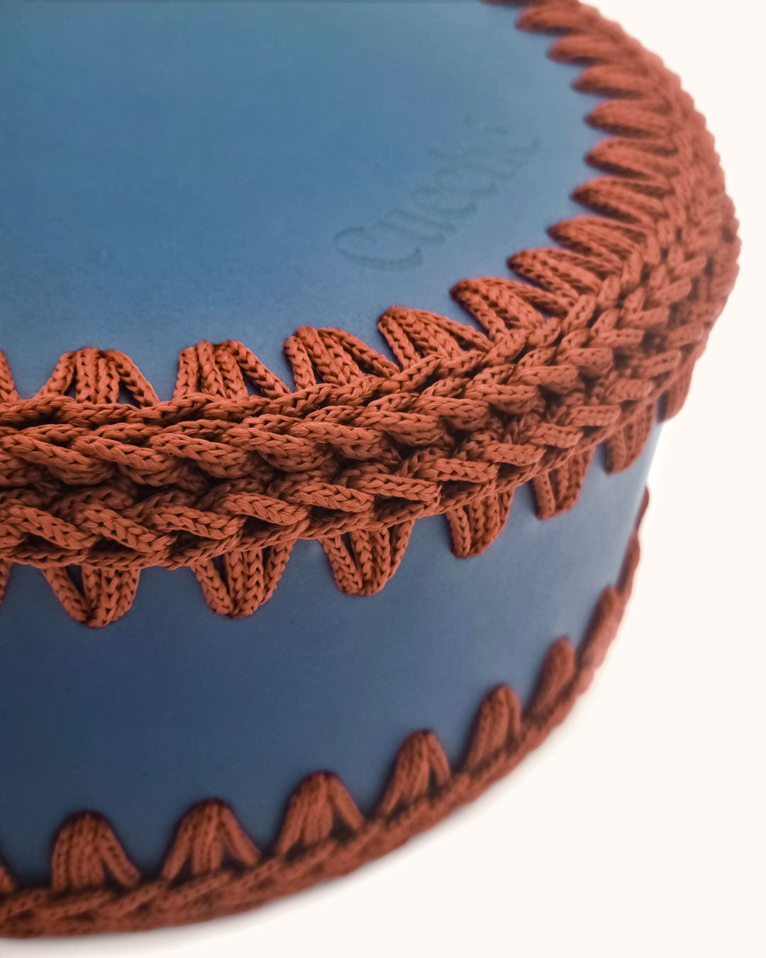 Bolso redondo pequeño artesanal azul de cuero y crochet hecho a mano por Cueché