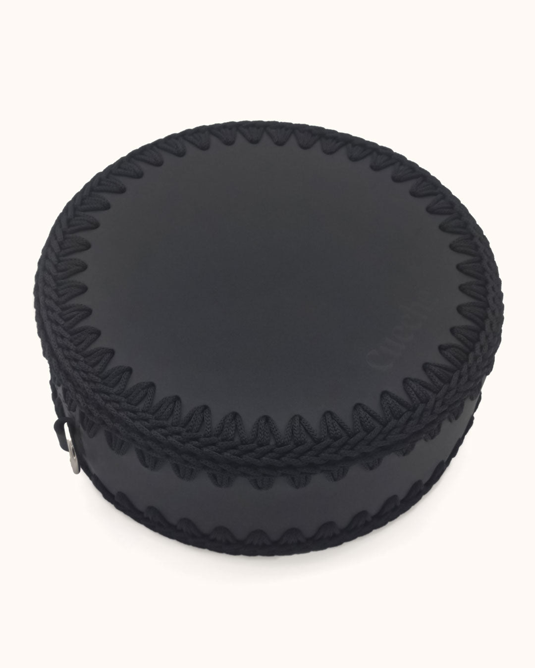 Bolso redondo pequeño artesanal negro de cuero y crochet hecho a mano por Cueché